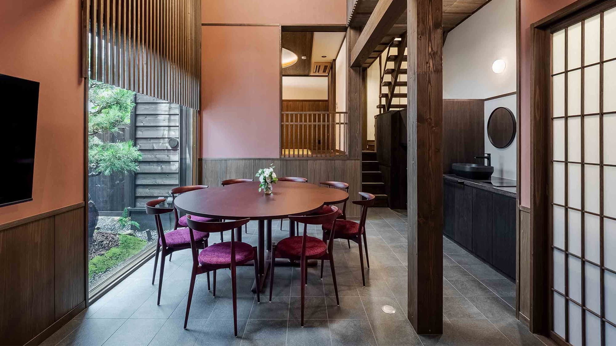 松の木が、飛騨高山の四季を映し出す坪庭を眺め、リラックスした時間をお過ごしいただけます。