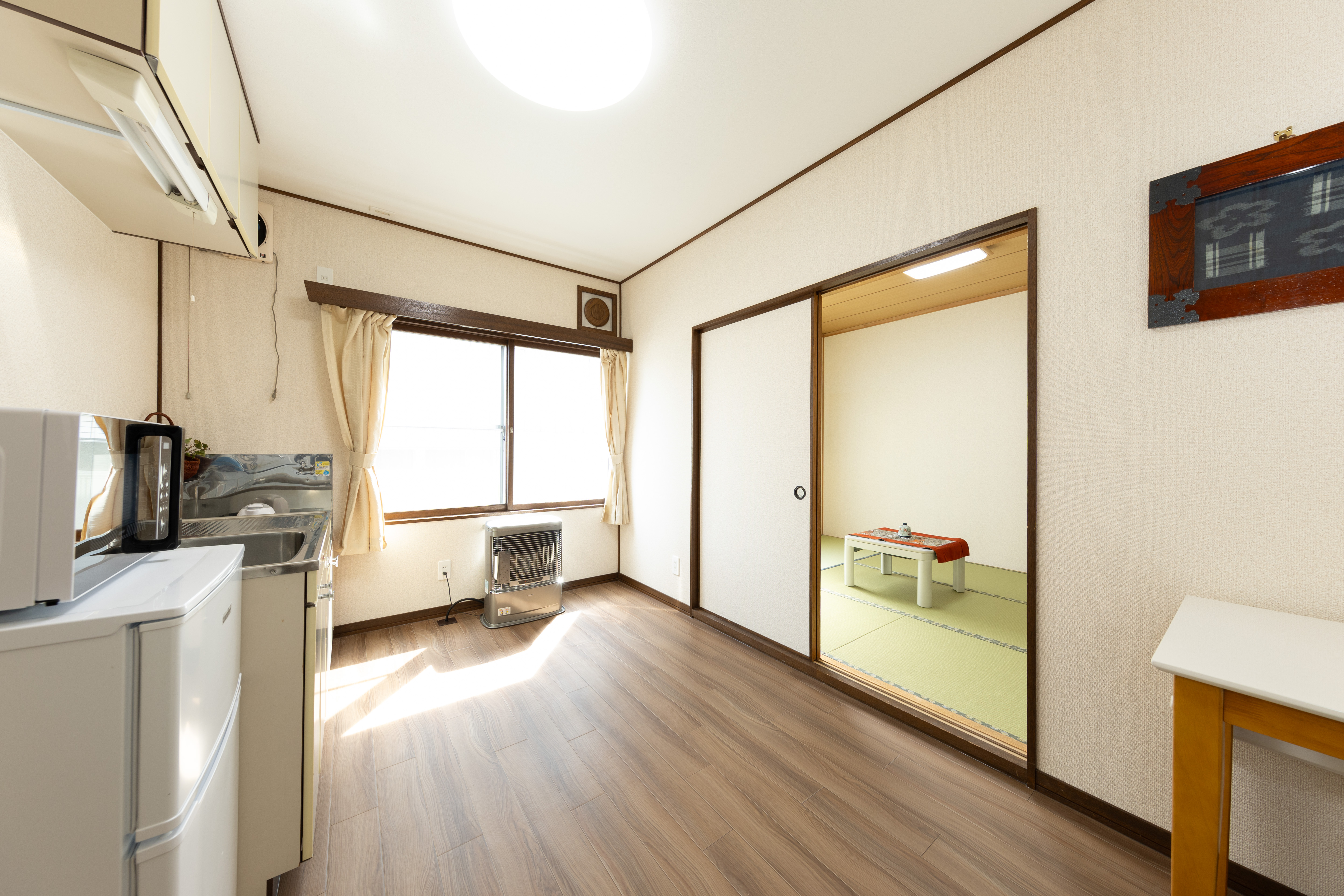 １号室和室６畳、フルキッチン付洋室６畳