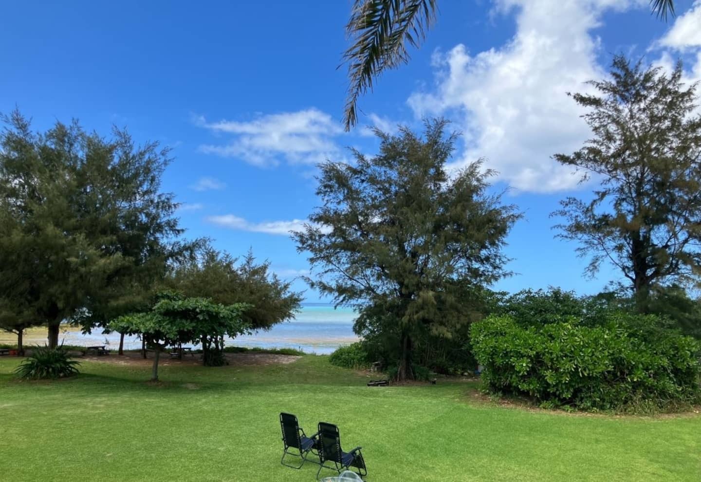 海まで徒歩約1分！ 芝生の先に、穏やかな海が広がっています。