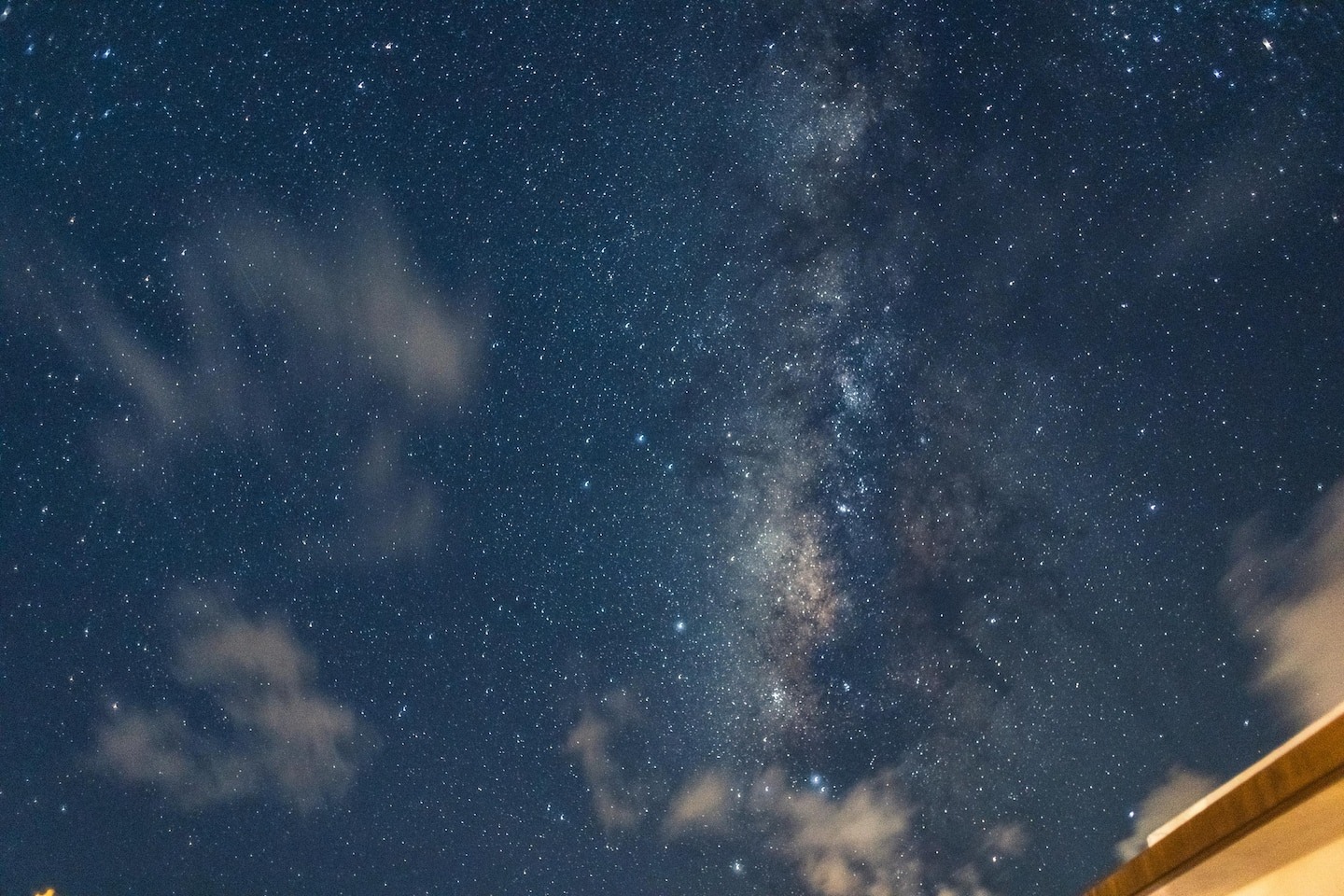 夜空は満点の星が広がります