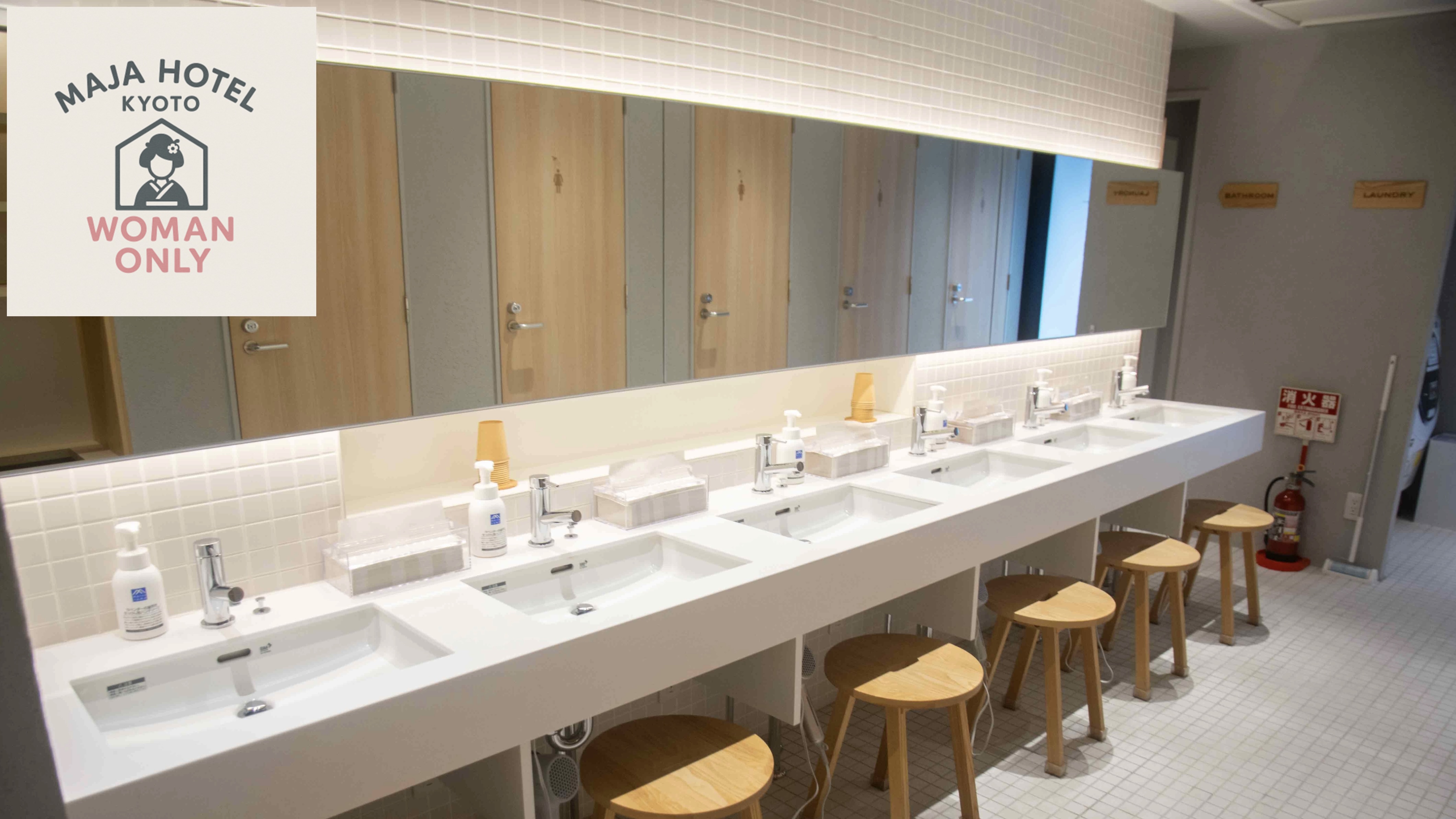 洗面台とロッカー