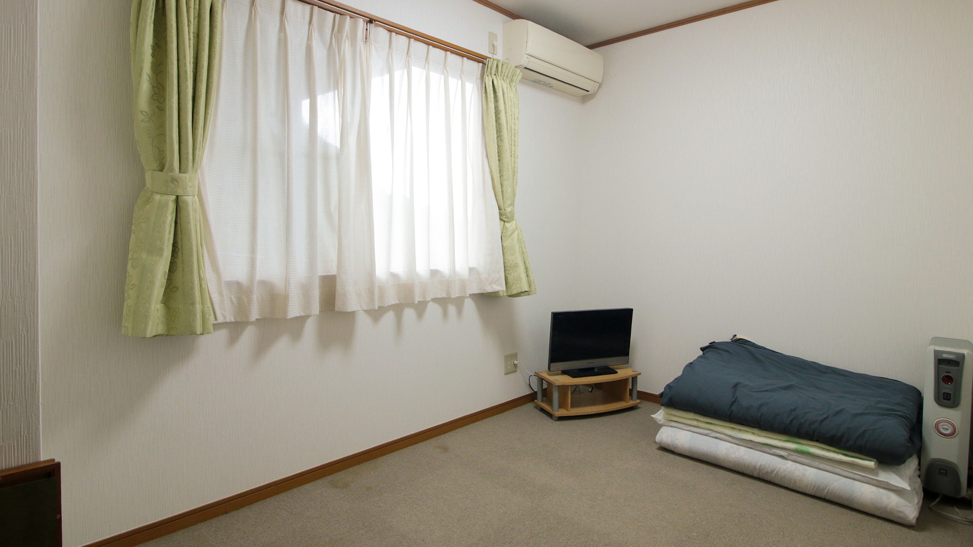 落ち着いたお部屋でゆったりおやすみいただけます