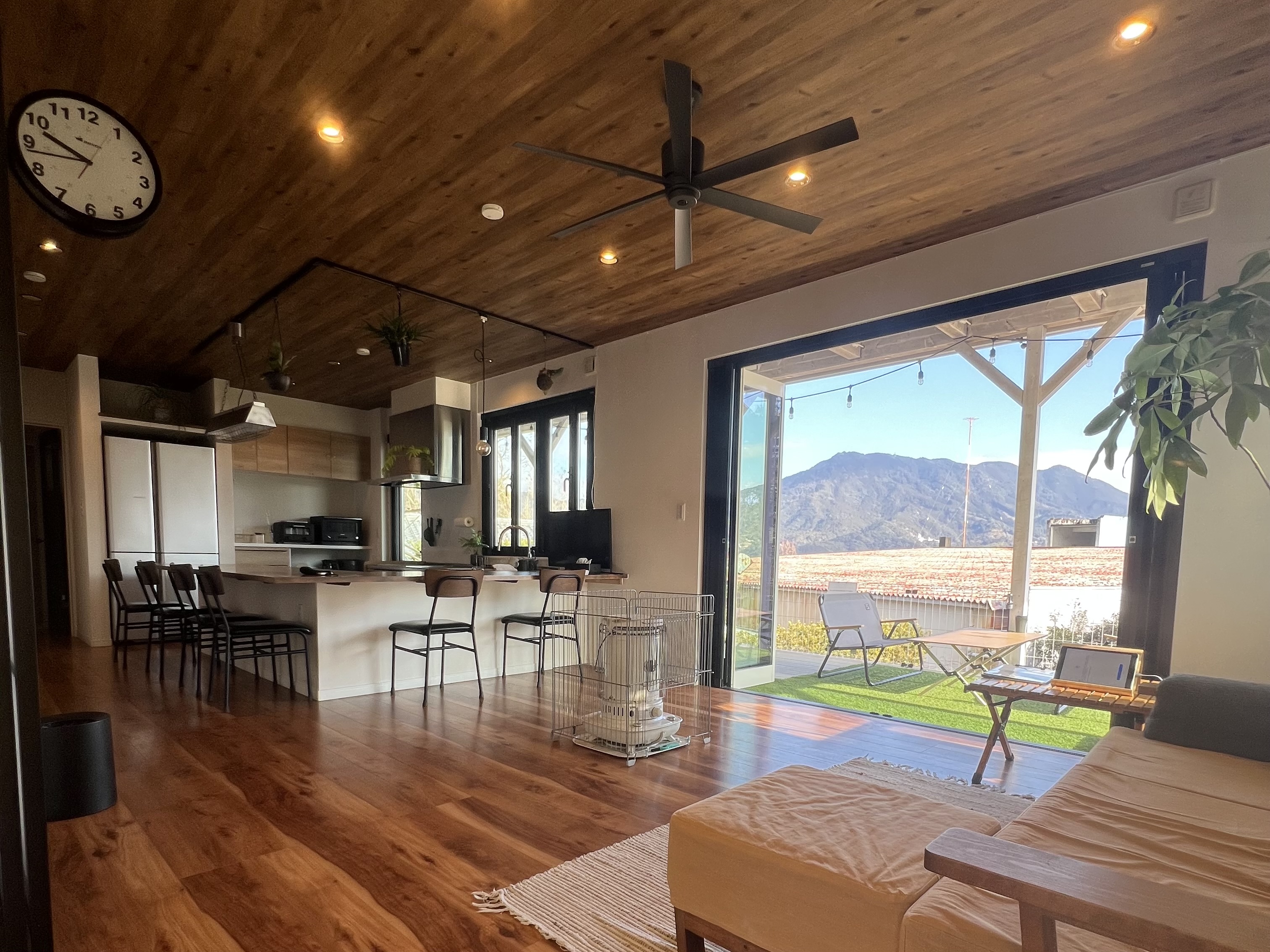 広々としたダイニング・リビングでゆったりと。開放できるドアを開ければウッドデッキへと読きます