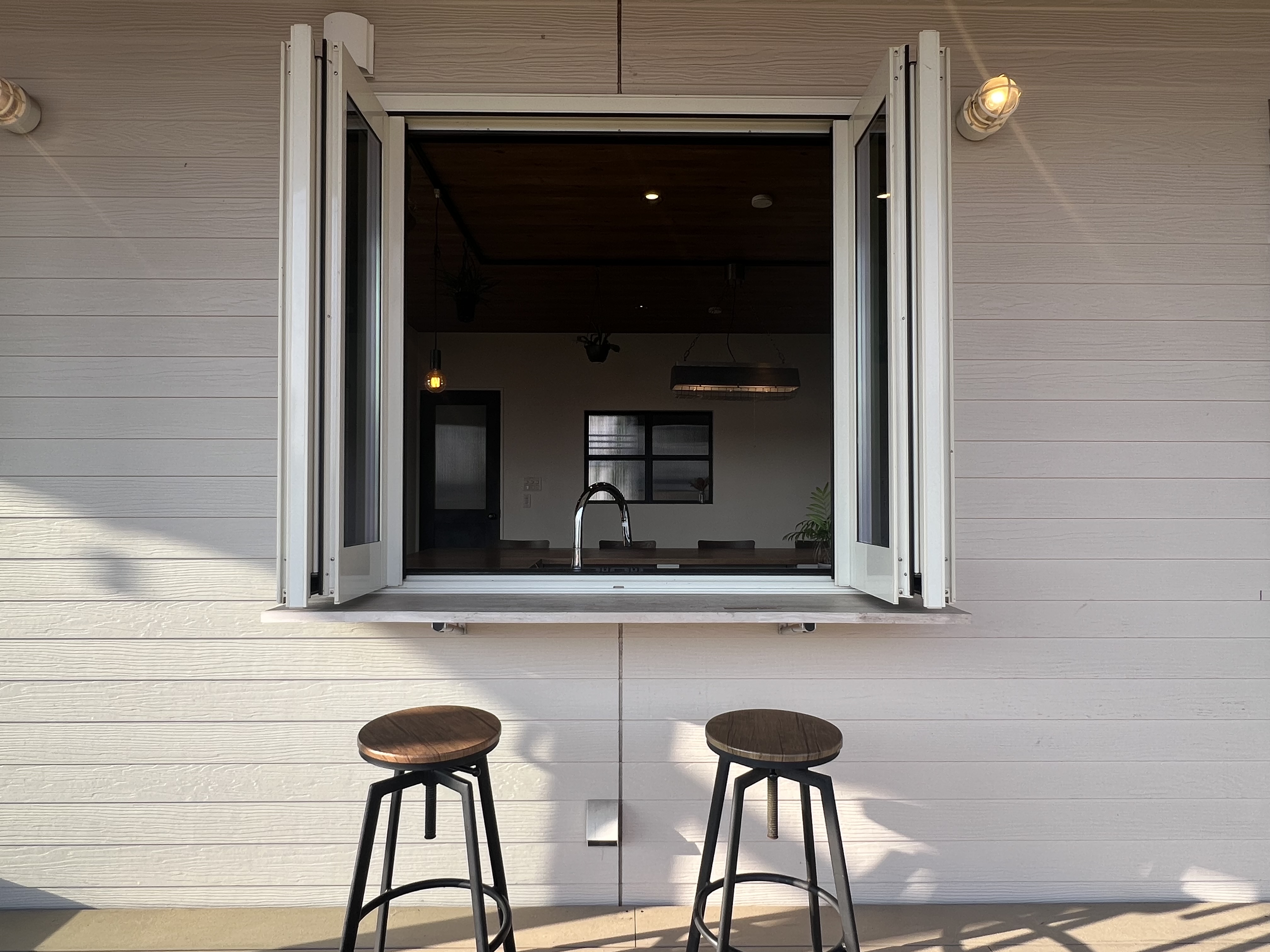 キッチンとつながるウッドデッキカウンター