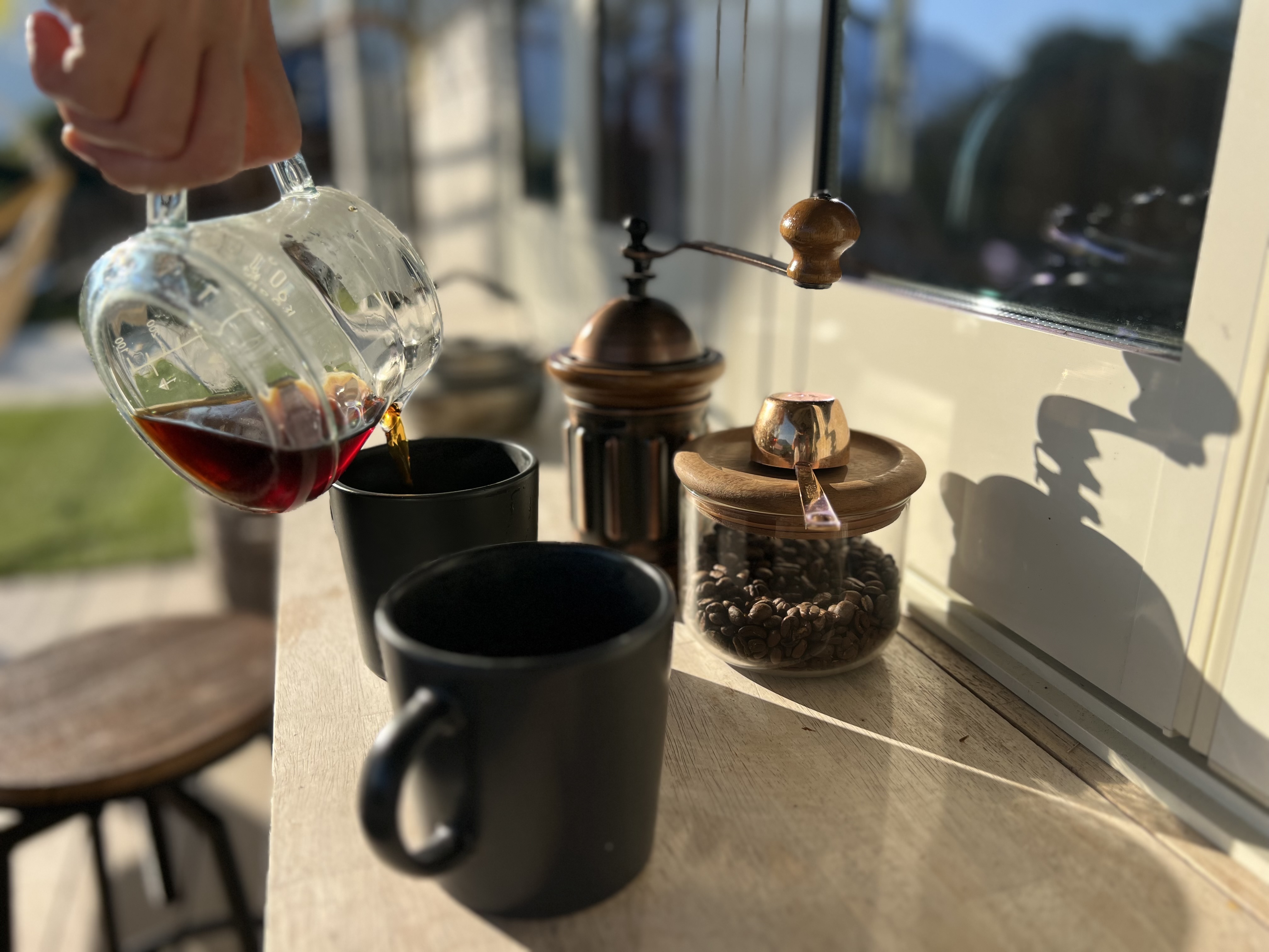 ウッドデッキで淹れる朝のコーヒー