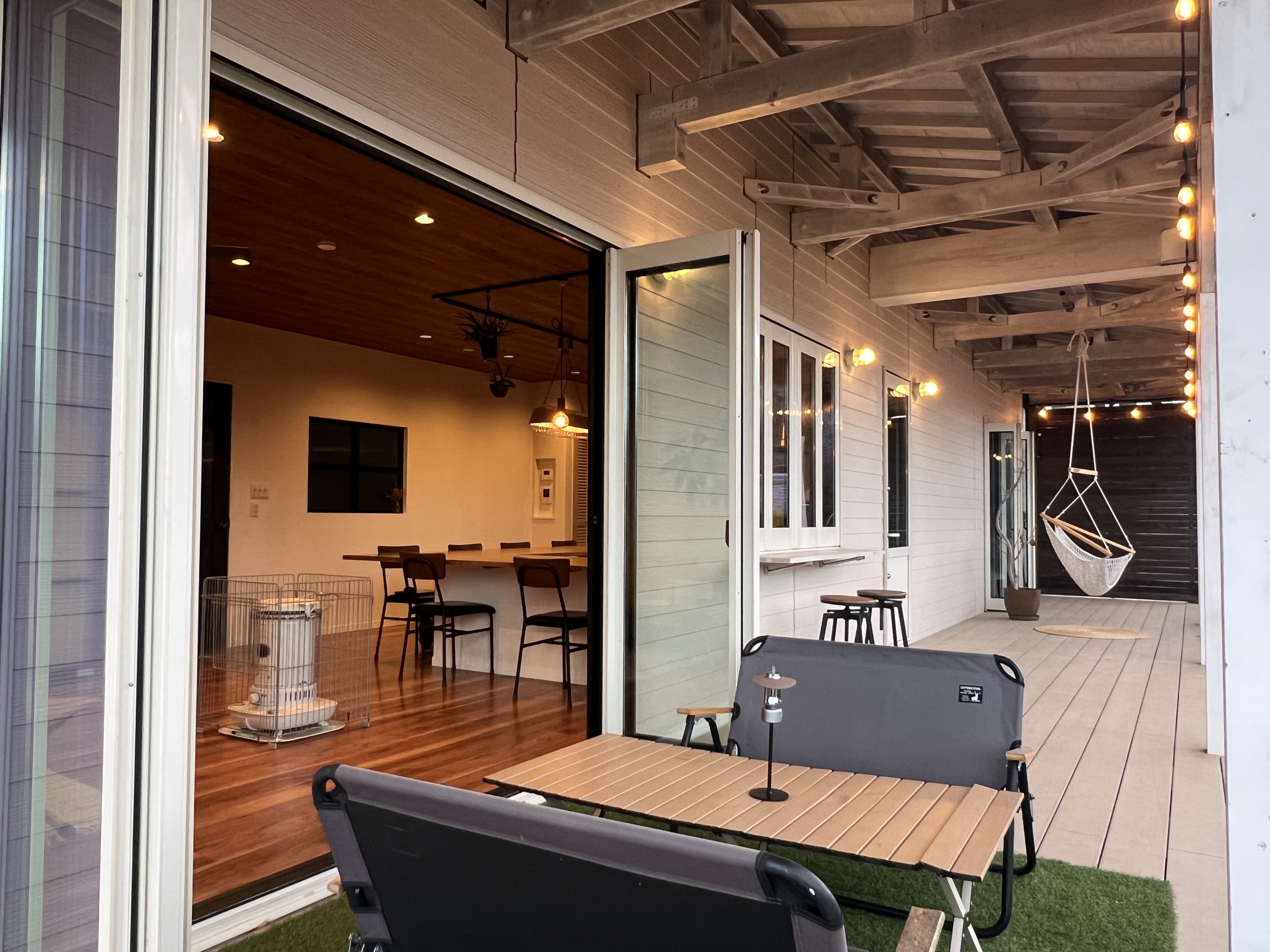 リビングからウッドデッキへ。自然とつながる、EDGEならではの非日常体験。