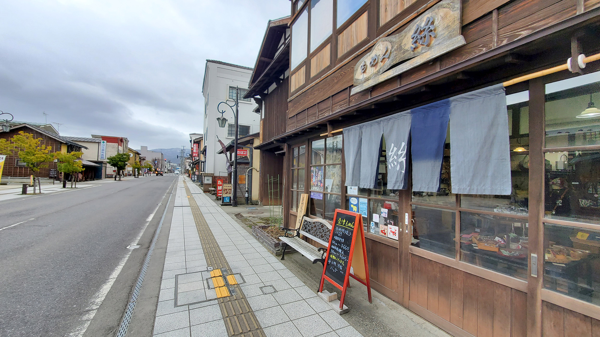 #周辺　有名な七日町通り。