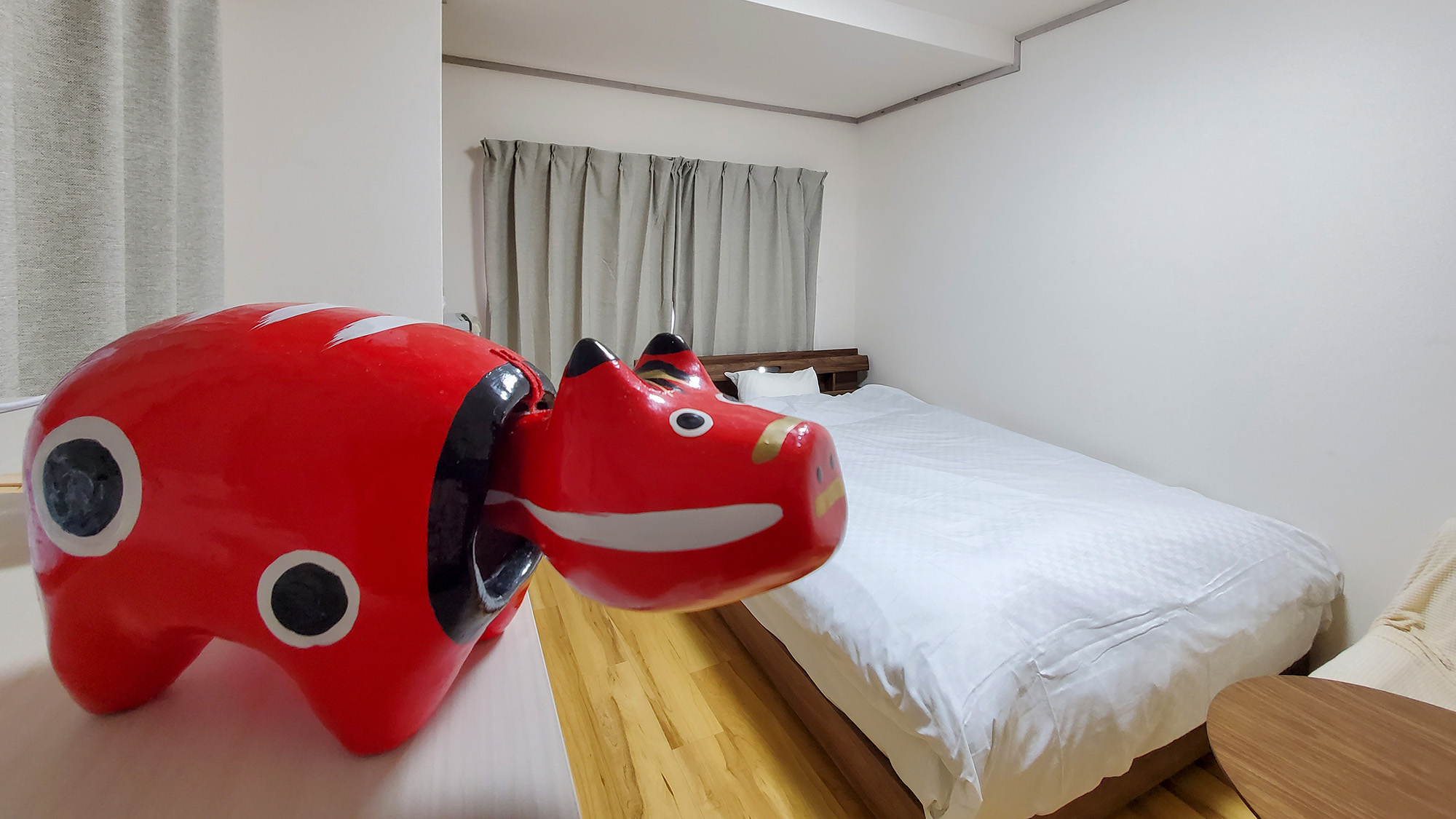 #［洋室ダブルルーム］　赤ベコもお出迎え♪