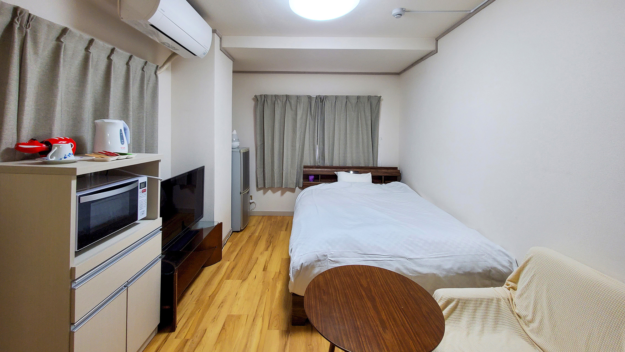 #［洋室ダブルルーム］　レンジやキッチンなどもあり機能性抜群のお部屋です。