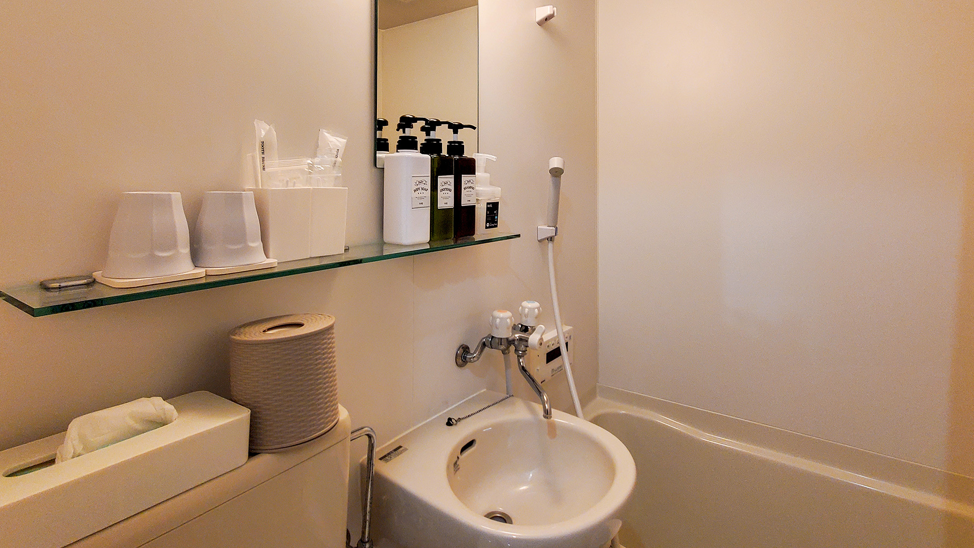 #［洋室ダブルルーム］　シンプルなユニットバスタイプ。