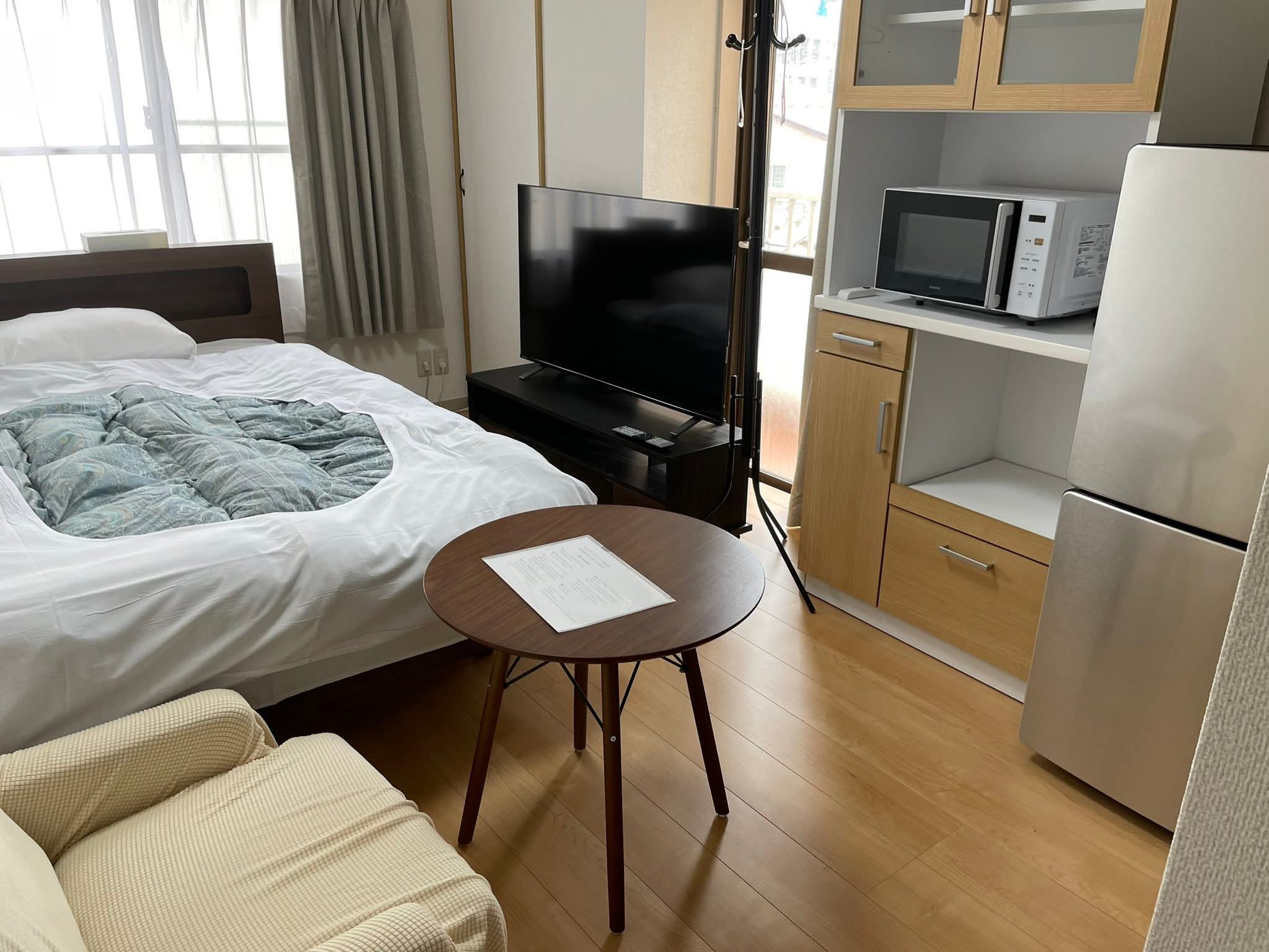 ダブルベッド・テレビ・電子レンジ・冷蔵庫