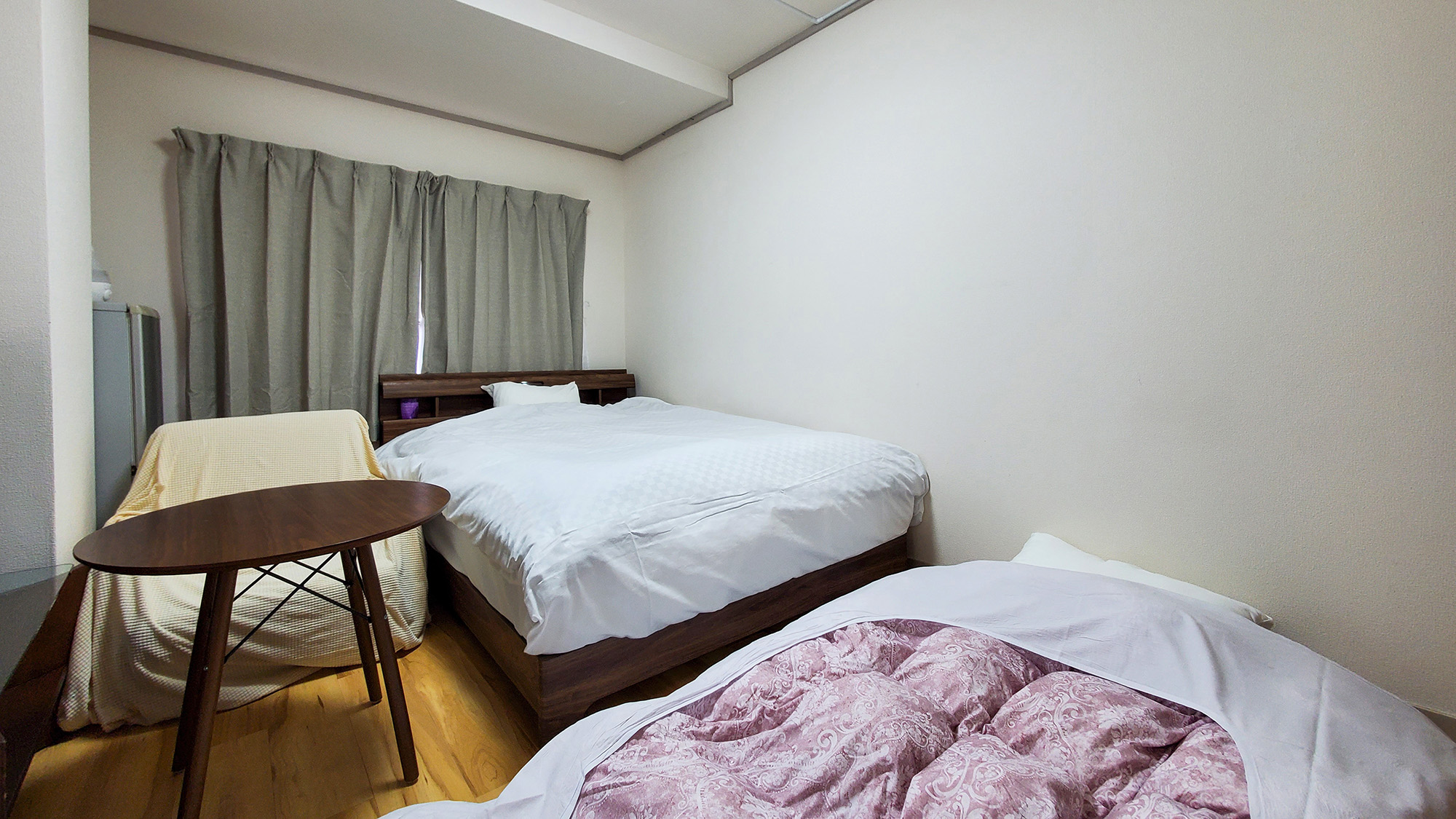 #［洋室ダブルルーム］　人数が多い場合はお布団を敷いておやすみいただきます。