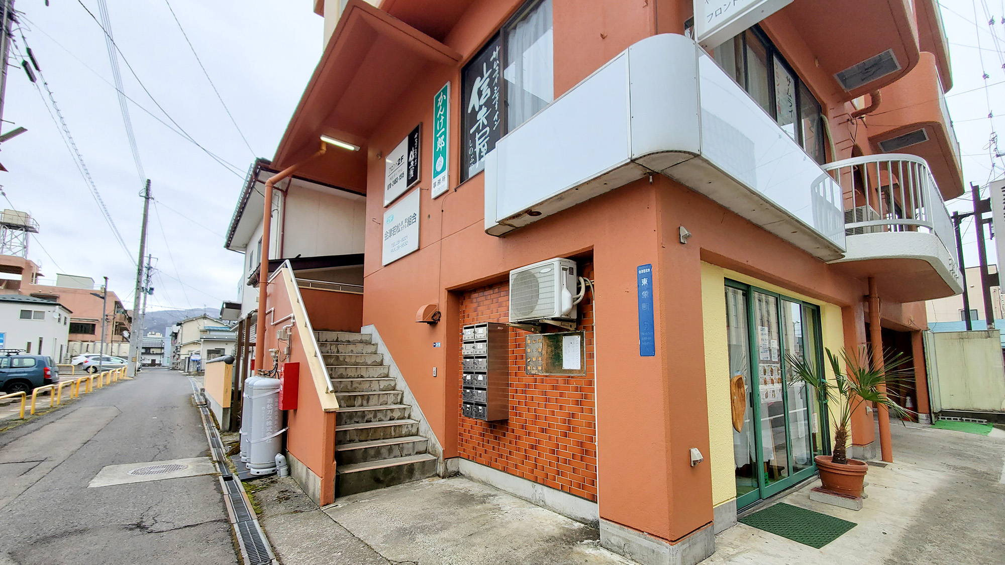 #外観　建物脇の階段を使ってお越しください。