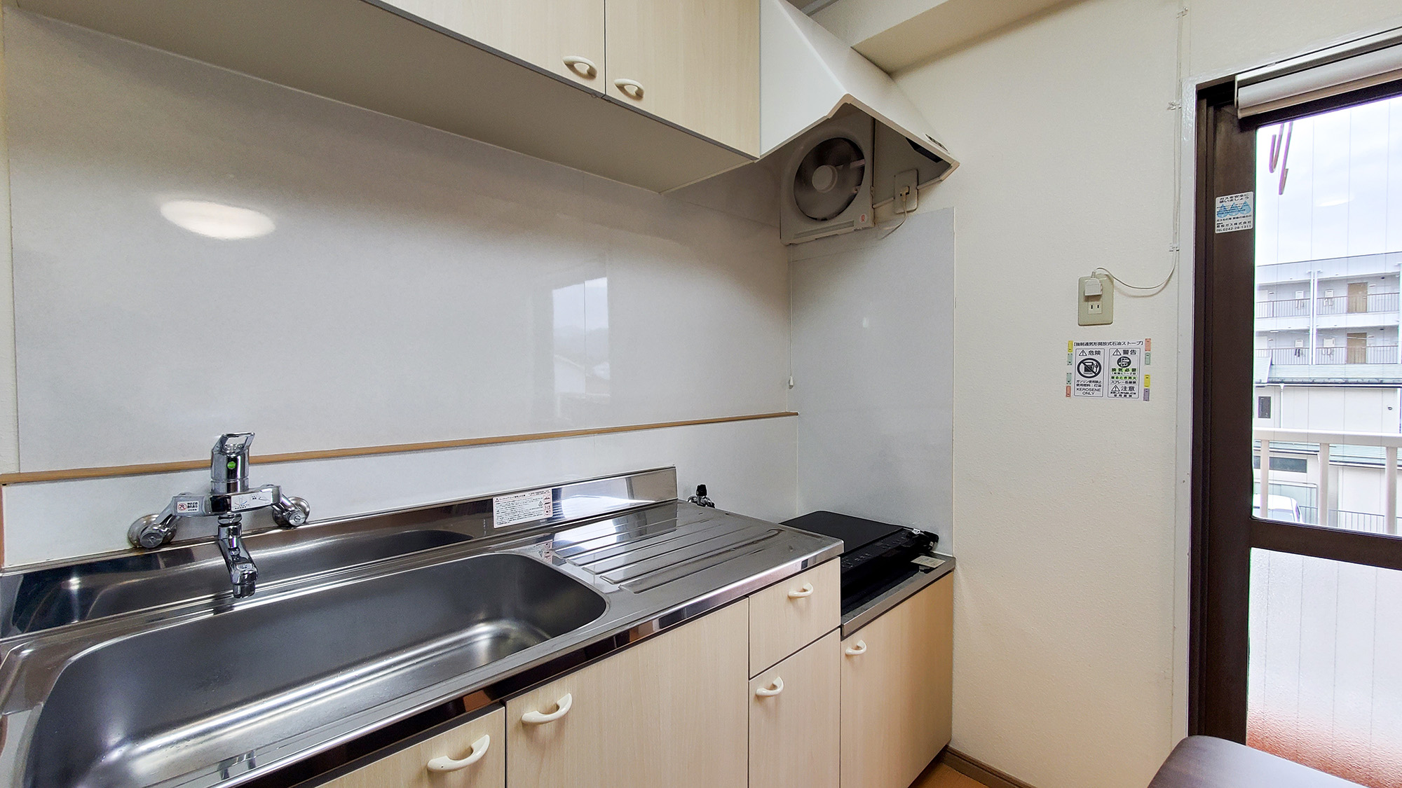 #［和洋室］　キッチン付きで調理も可能。