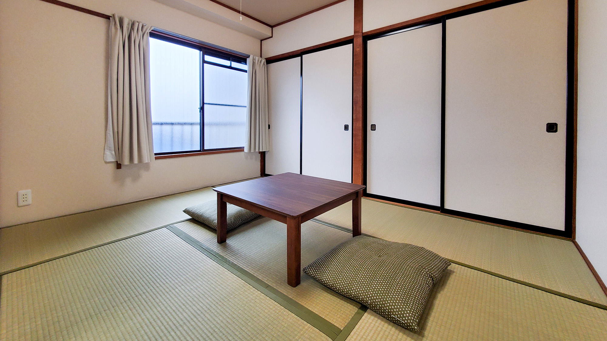 #［和洋室］　和室で足を伸ばして休むこともできます。