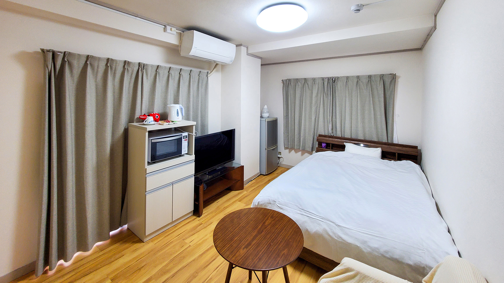 #［洋室ダブルルーム］　広いベッドでゆったりお過ごしいただけます。