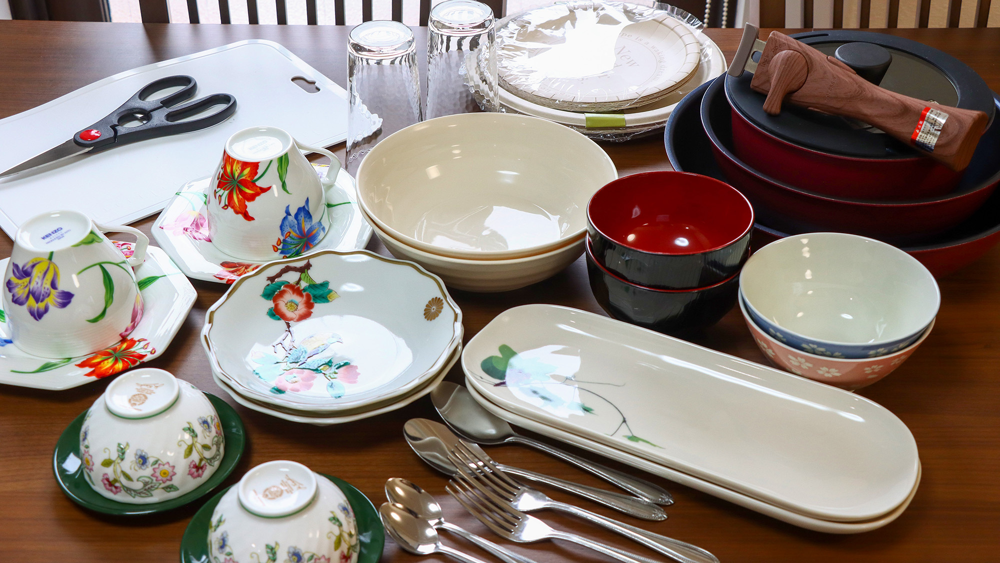 #客室備品　調理器具や食器など多数備え付けております。