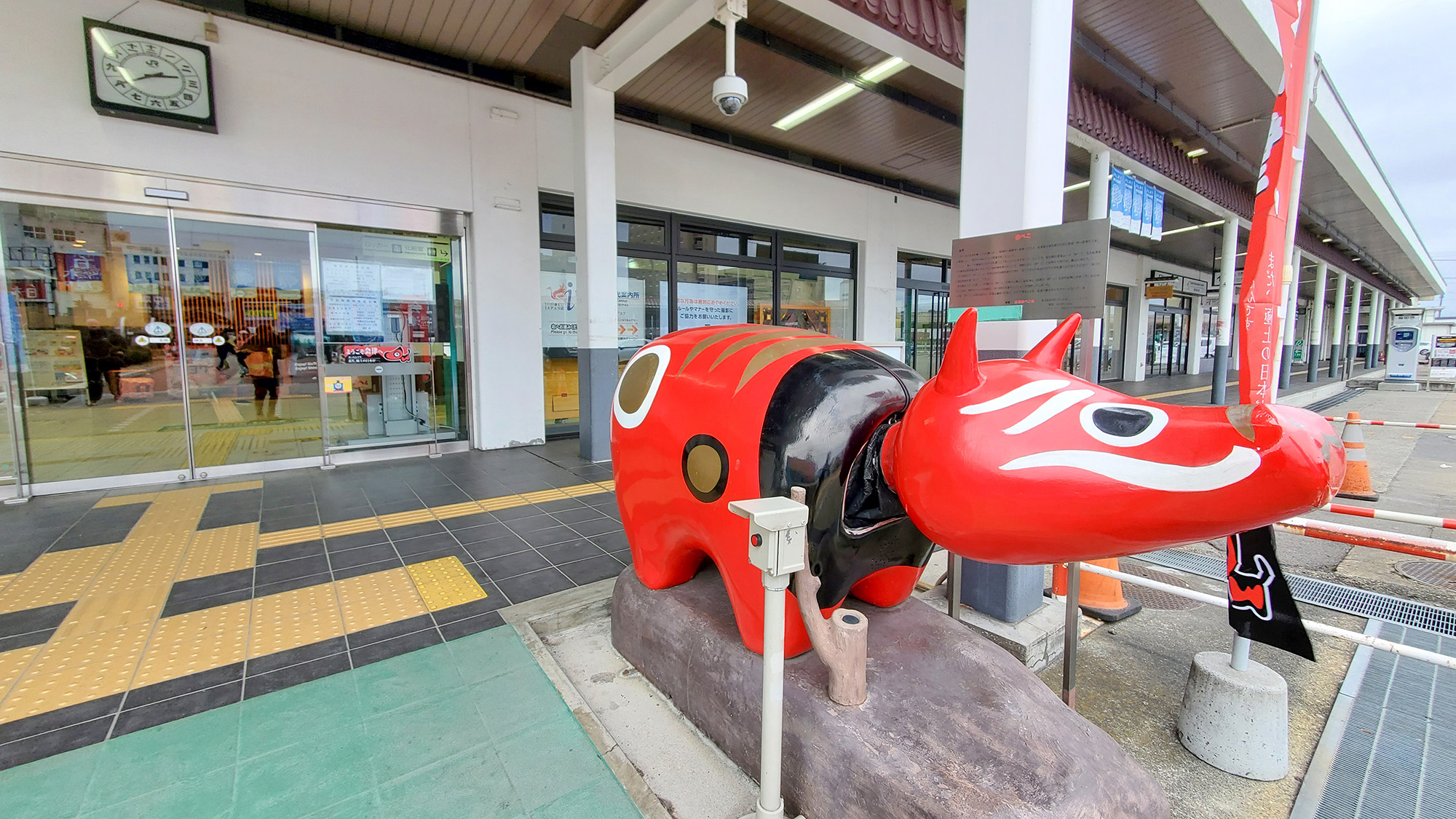 #周辺　大きな赤ベコがお出迎え♪