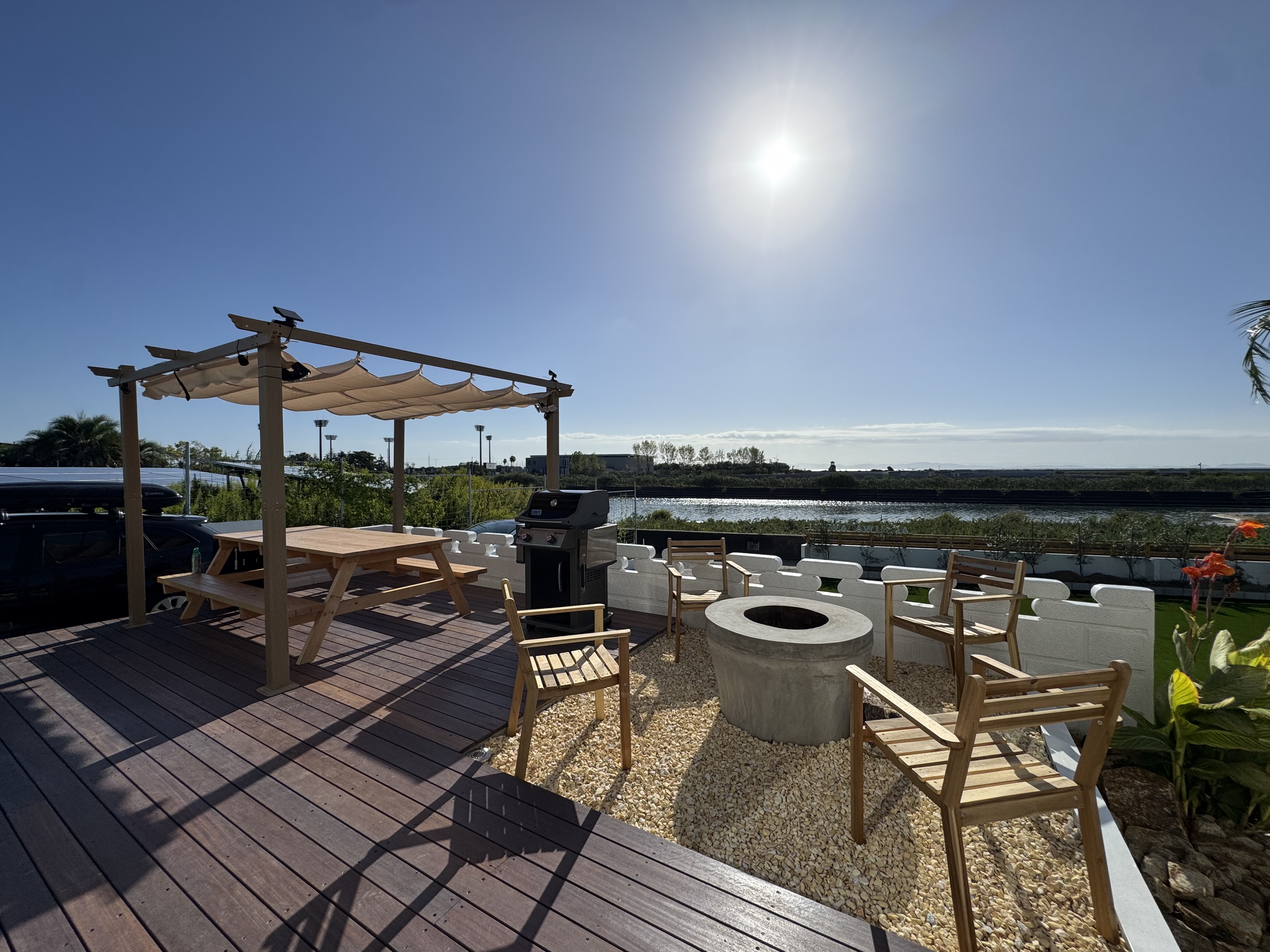 テラス、BBQグリル、焚火台、屋外テーブル、ブランコ、庭、ドッグラン