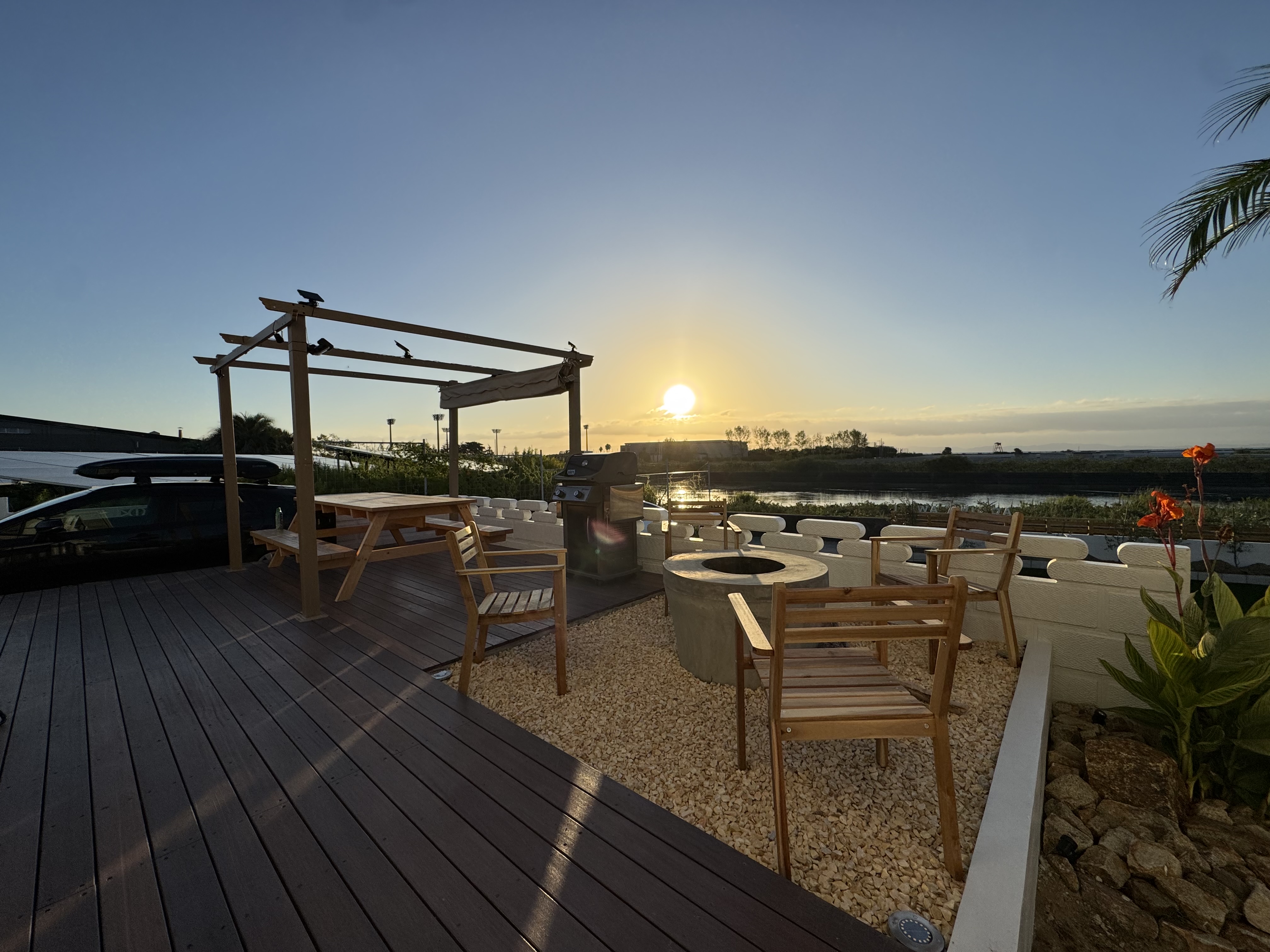 テラス、BBQグリル、焚火台、ブランコ、庭、ドッグラン、屋外テーブル、朝日