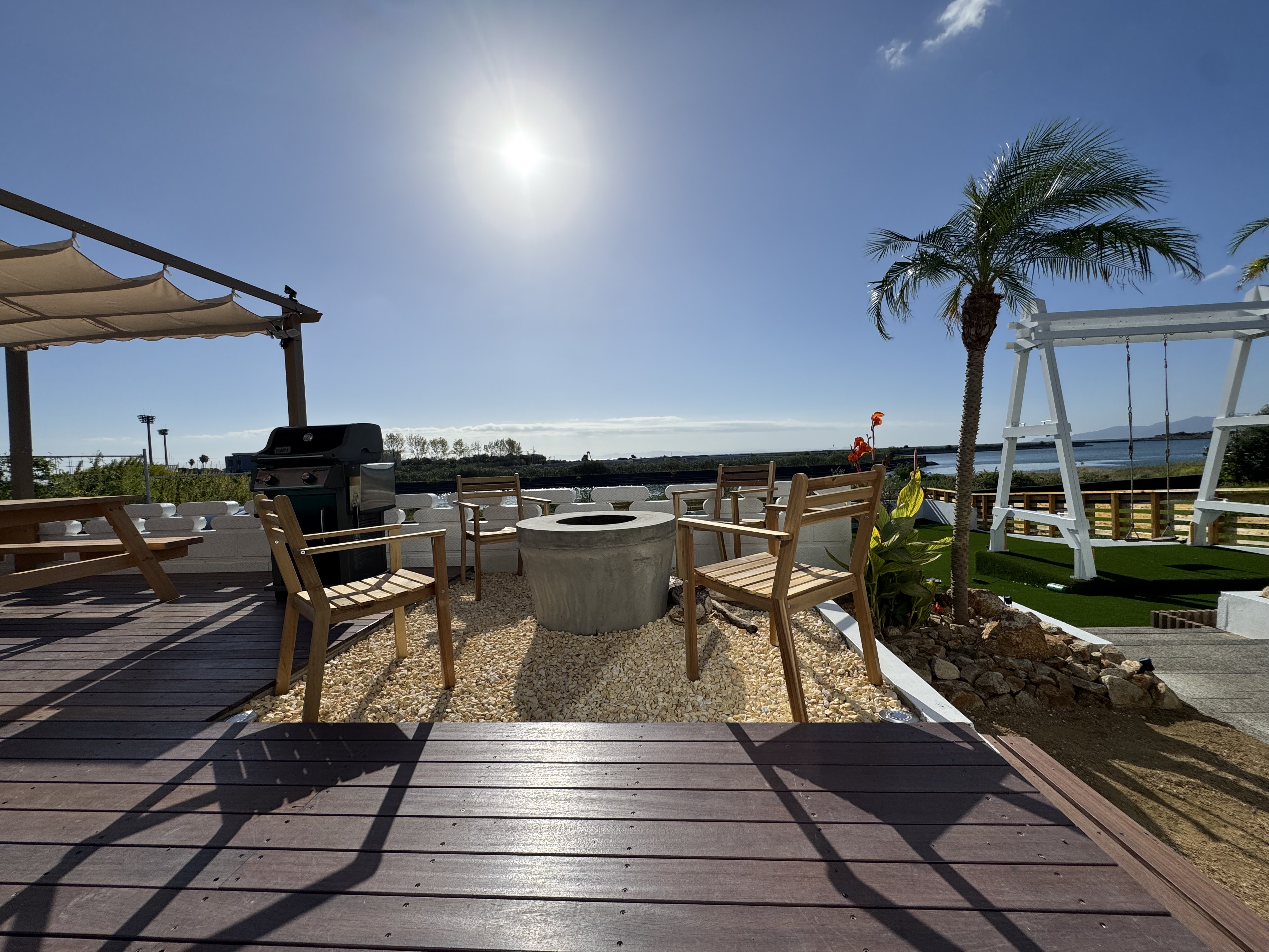 テラス、BBQグリル、焚火台、ブランコ、庭、ドッグラン、屋外テーブル、朝日