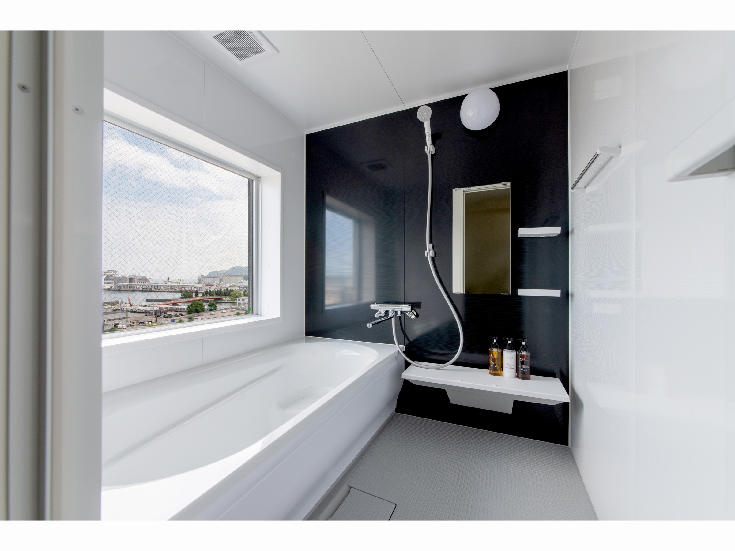 シャンプー・コンディショナー・ボディソープ完備　海側のお部屋からは小樽港が一望できます