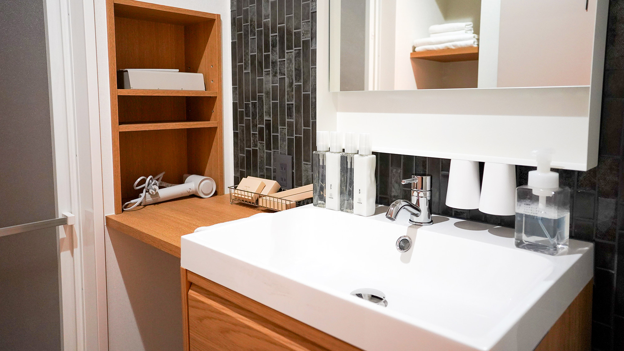 ・【洗面所】広めの洗面所には大きな鏡を完備！朝の身支度がスムーズに進みます