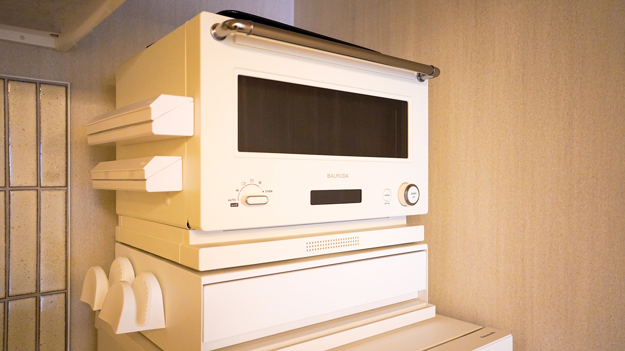 ・【キッチン】電子レンジをご用意しております。温かい食事をいつでもお召し上がりいただけます