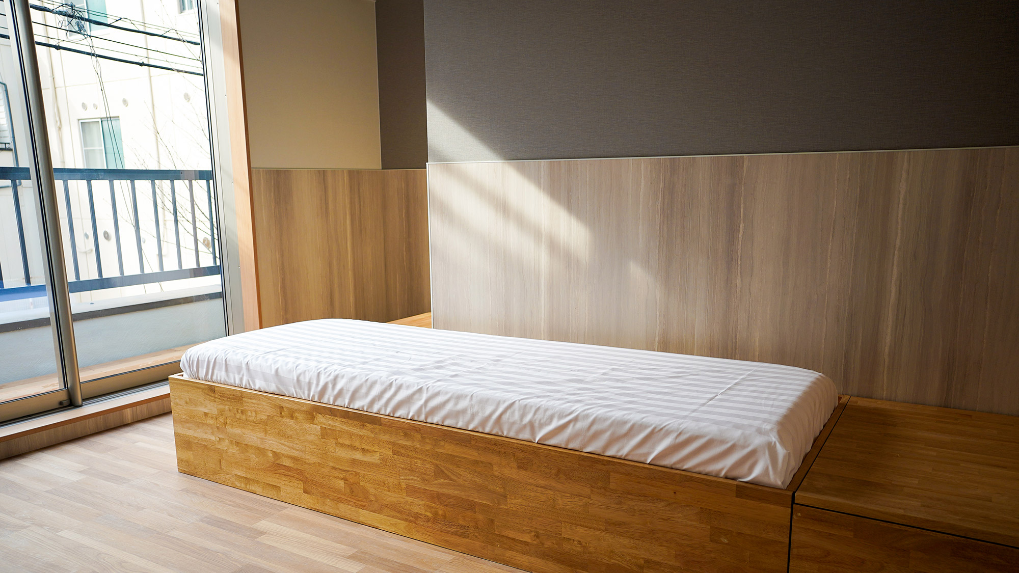 ・【ペットスペース】大きい窓からは光が差し込みます。開放的な空間で心ゆくまでリラックスできます