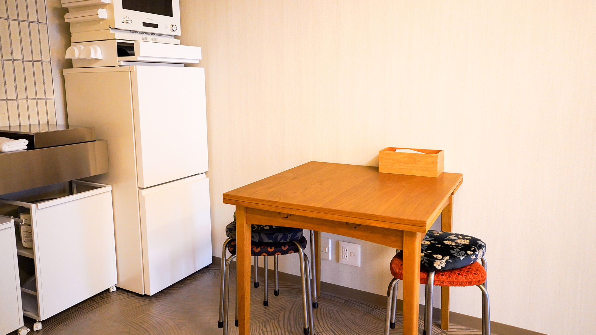 ・【キッチン】キッチン横にはテーブルと椅子を完備！お料理から食事まで、スムーズに行えます