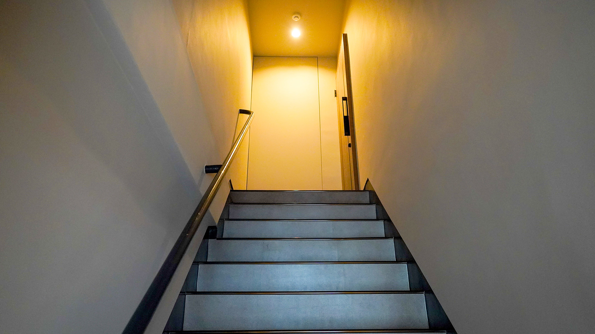 ・【階段】照明を完備しているので夜の移動も安心です。どんな時間帯でも快適にご利用いただけます