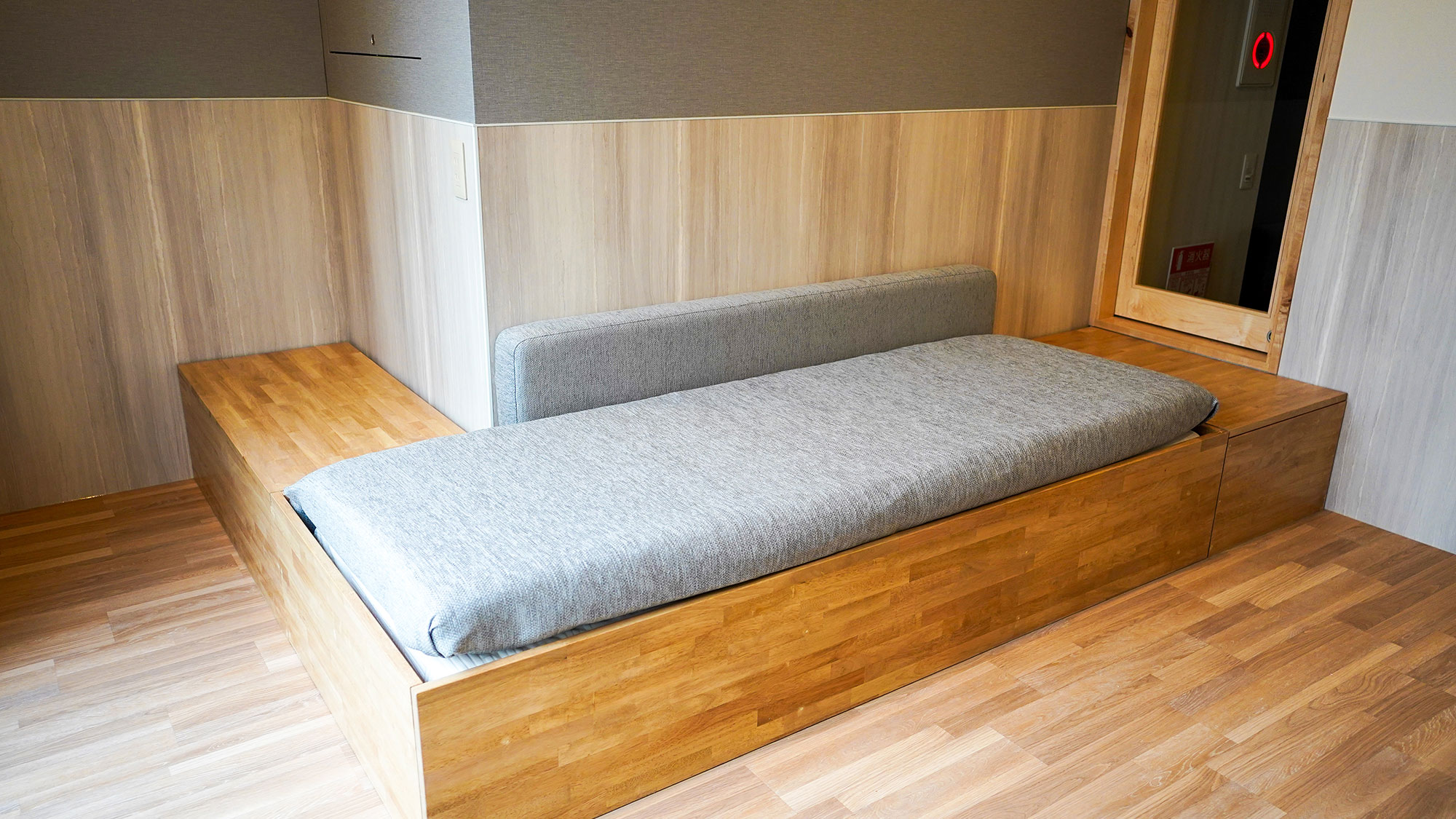 ・【ペットスペース】多機能なソファベッドを設置！昼はソファ、夜はベッドとしてご利用いただけます