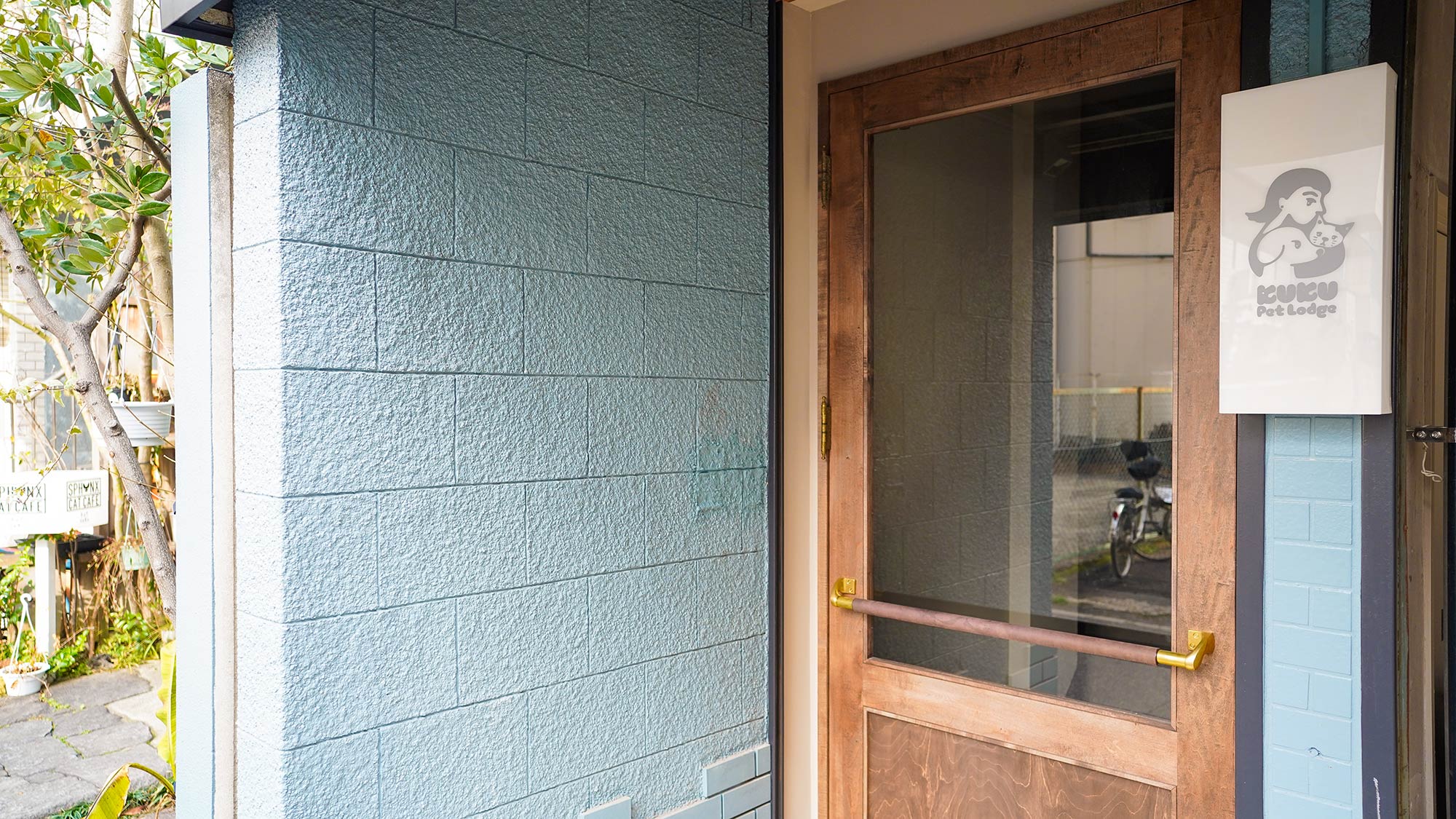 ・【エントランス】爽やかな青い壁と木の扉が印象的♪ お客様を温かく迎え入れる、居心地の良い空間です