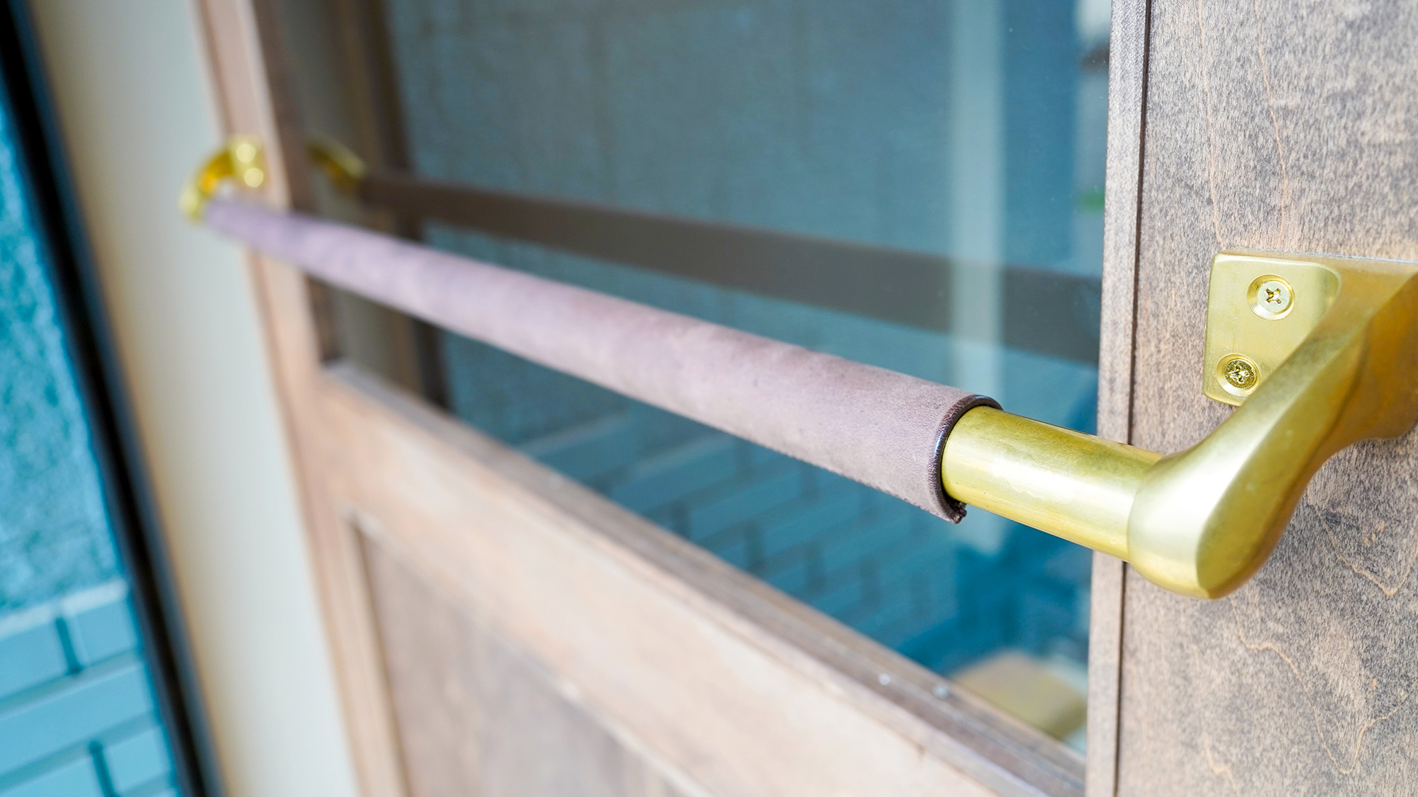 ・【エントランス】扉には手すりを設置しております。握りやすい手すりで安全にご利用いただけます