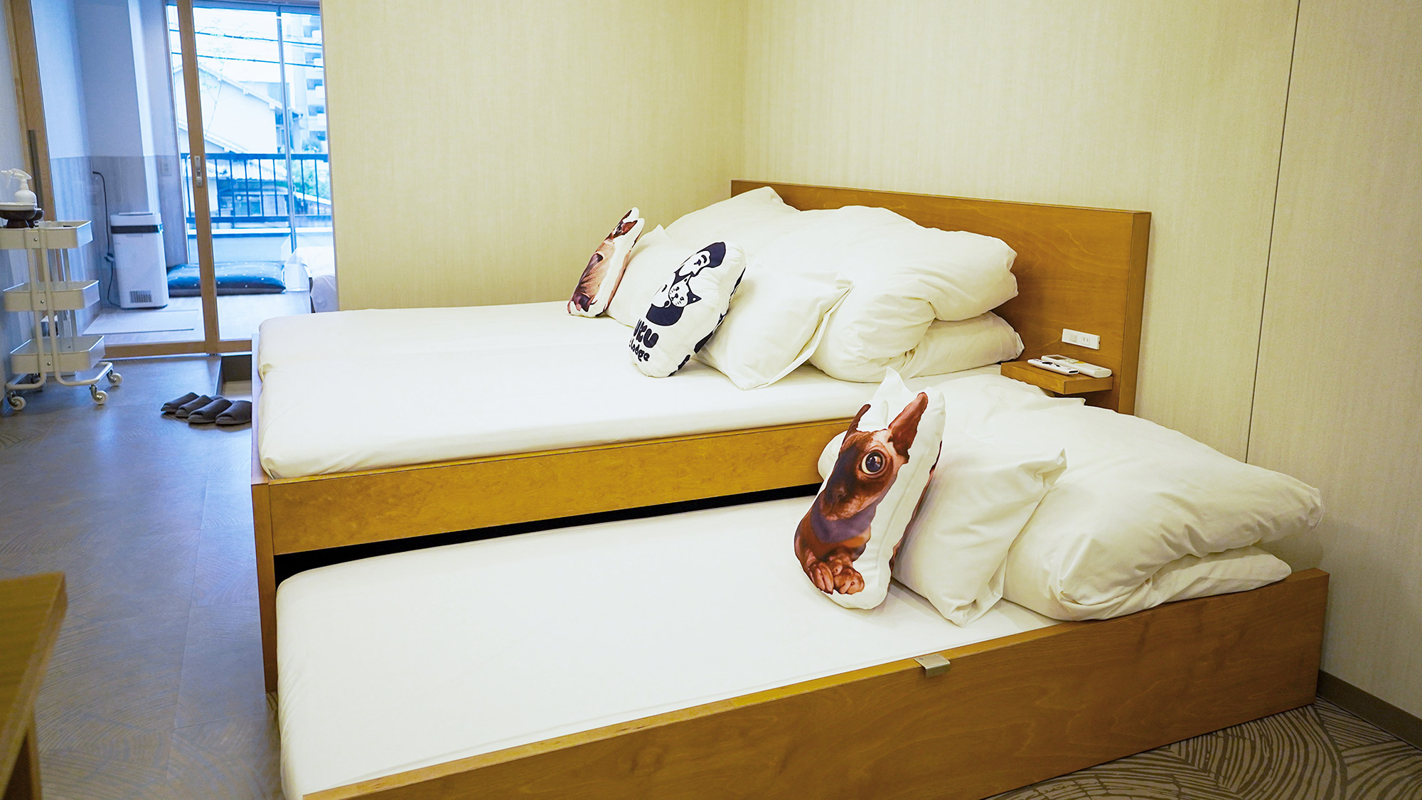 ・【お部屋】ベッドサイドには十分な空間を確保しております。荷物の整理や朝の身支度に最適です