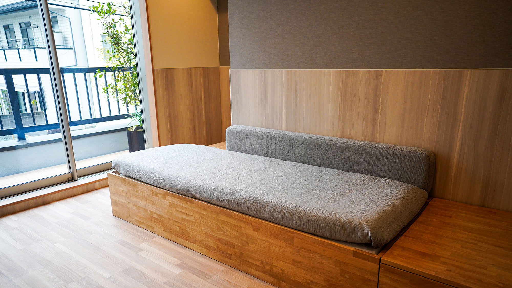 ・【ペットスペース】ソファベッドの横には広々とした空間をご用意！ペットが遊ぶスペースに最適です