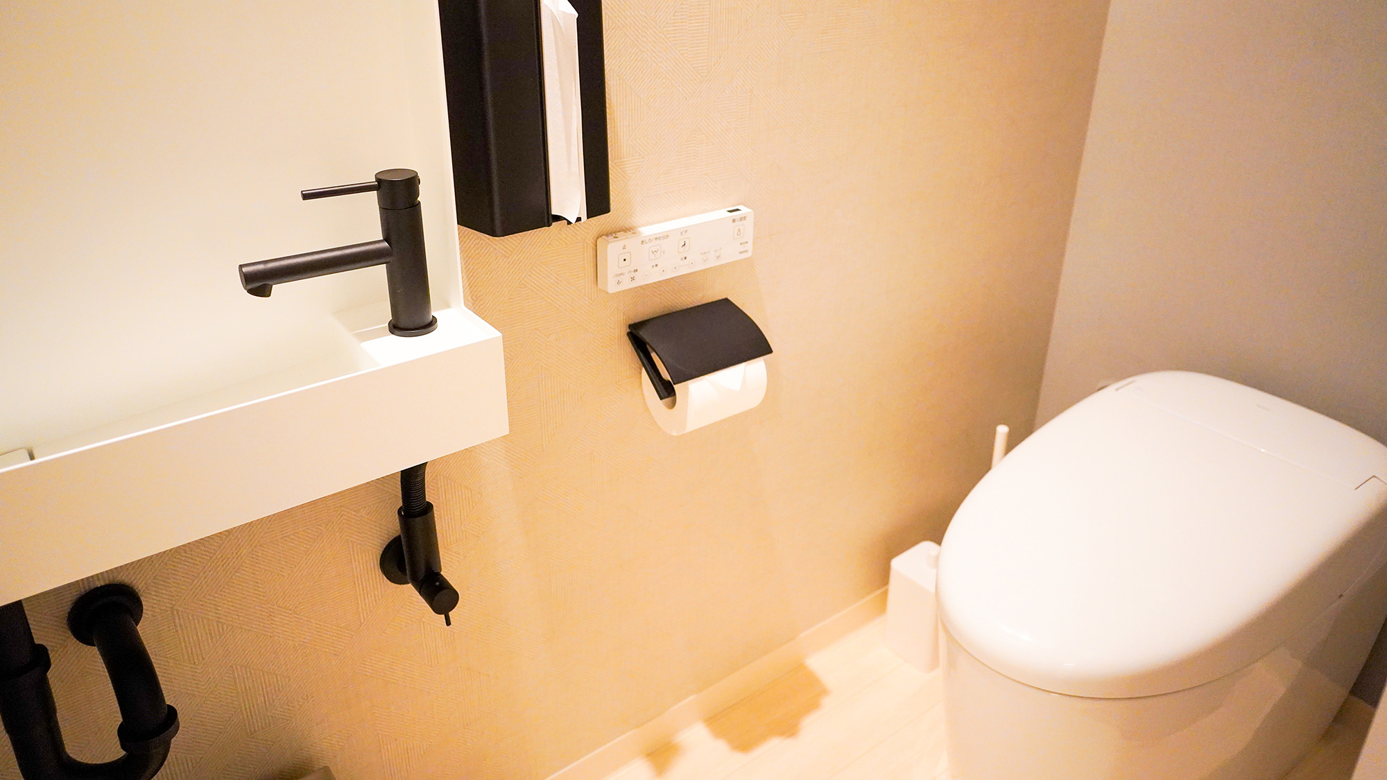 ・【トイレ】温水洗浄便座を完備しております。清潔感のある空間で快適にお過ごしいただけます