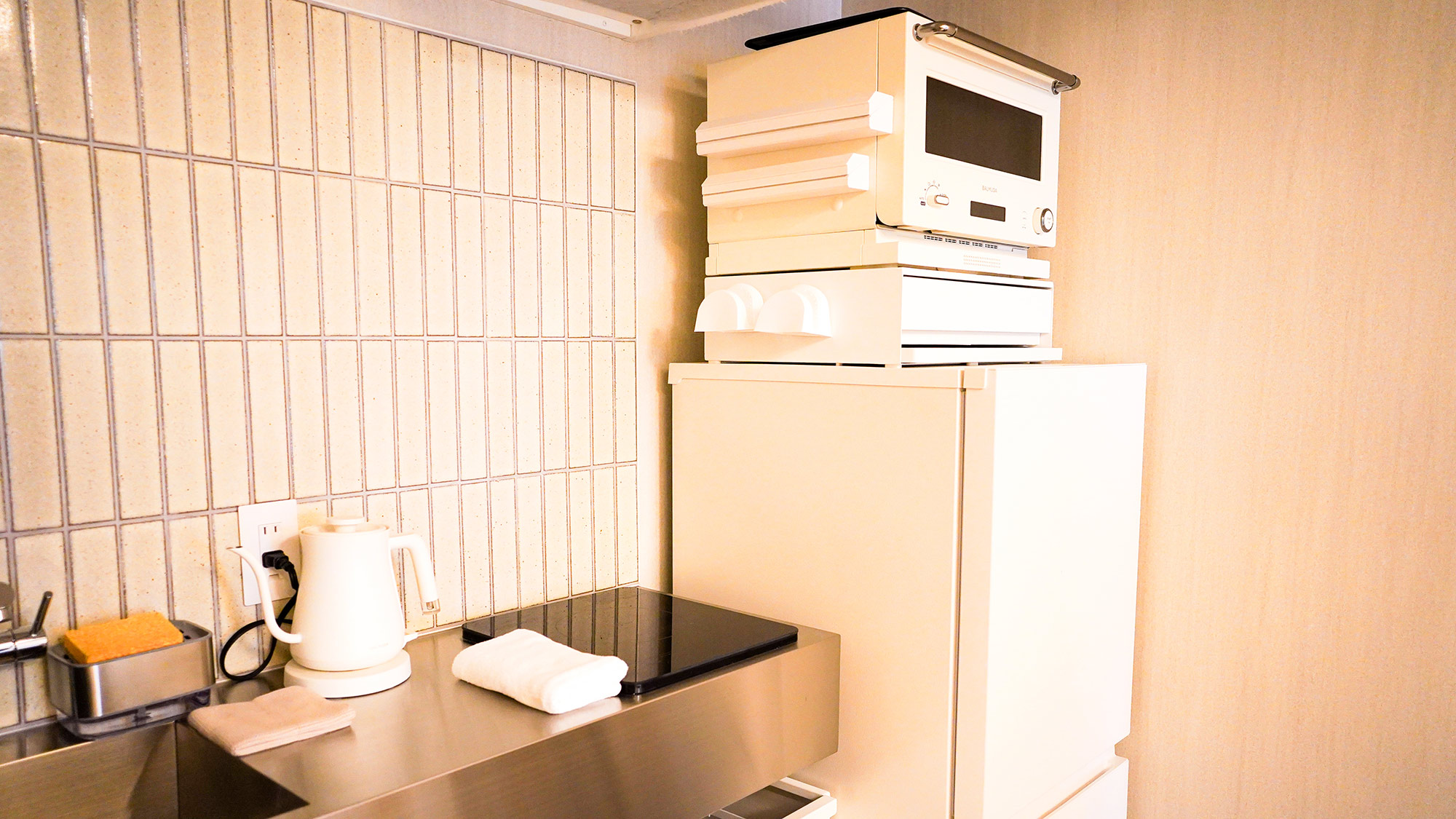 ・【キッチン】IHコンロ・冷蔵庫・冷凍庫を完備しております。旅先でもお料理をお楽しみいただけます