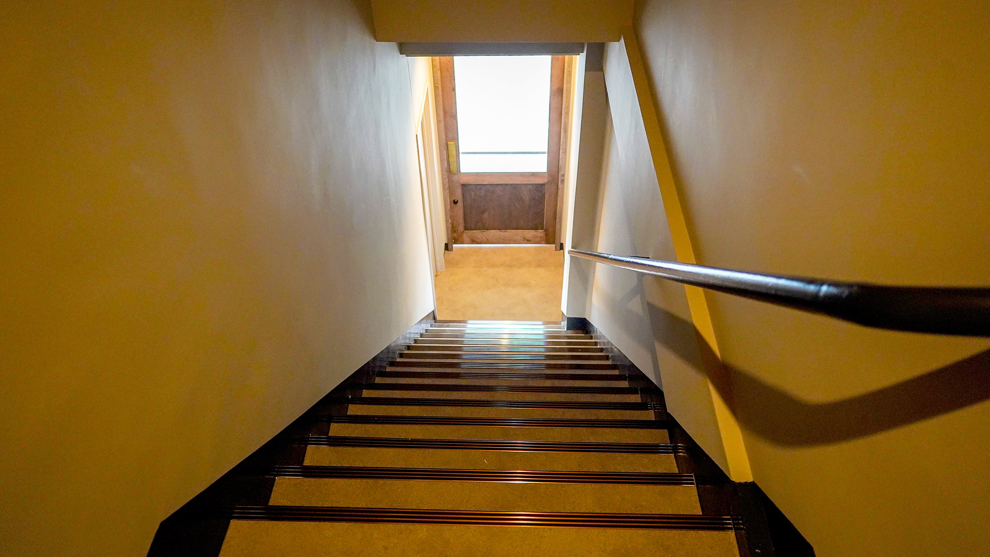 ・【階段】安全に配慮した手すり付きの設計。幅広い年代の方にやさしい空間です