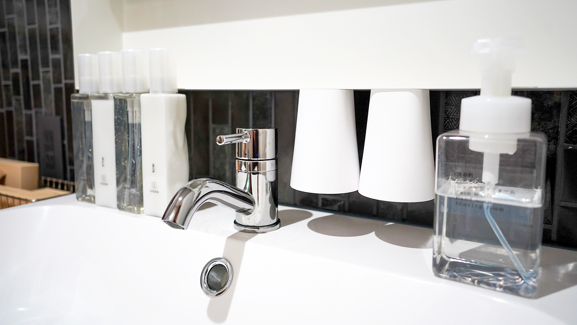 ・【洗面所】白を基調とした清潔感あふれる洗面所です。お客様の快適な滞在をサポートします