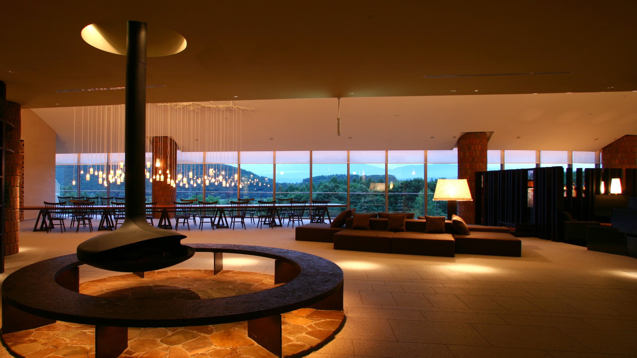 扉の向こうには、富良野の大自然と一体となるような、ゆったりとした時間が流れています。