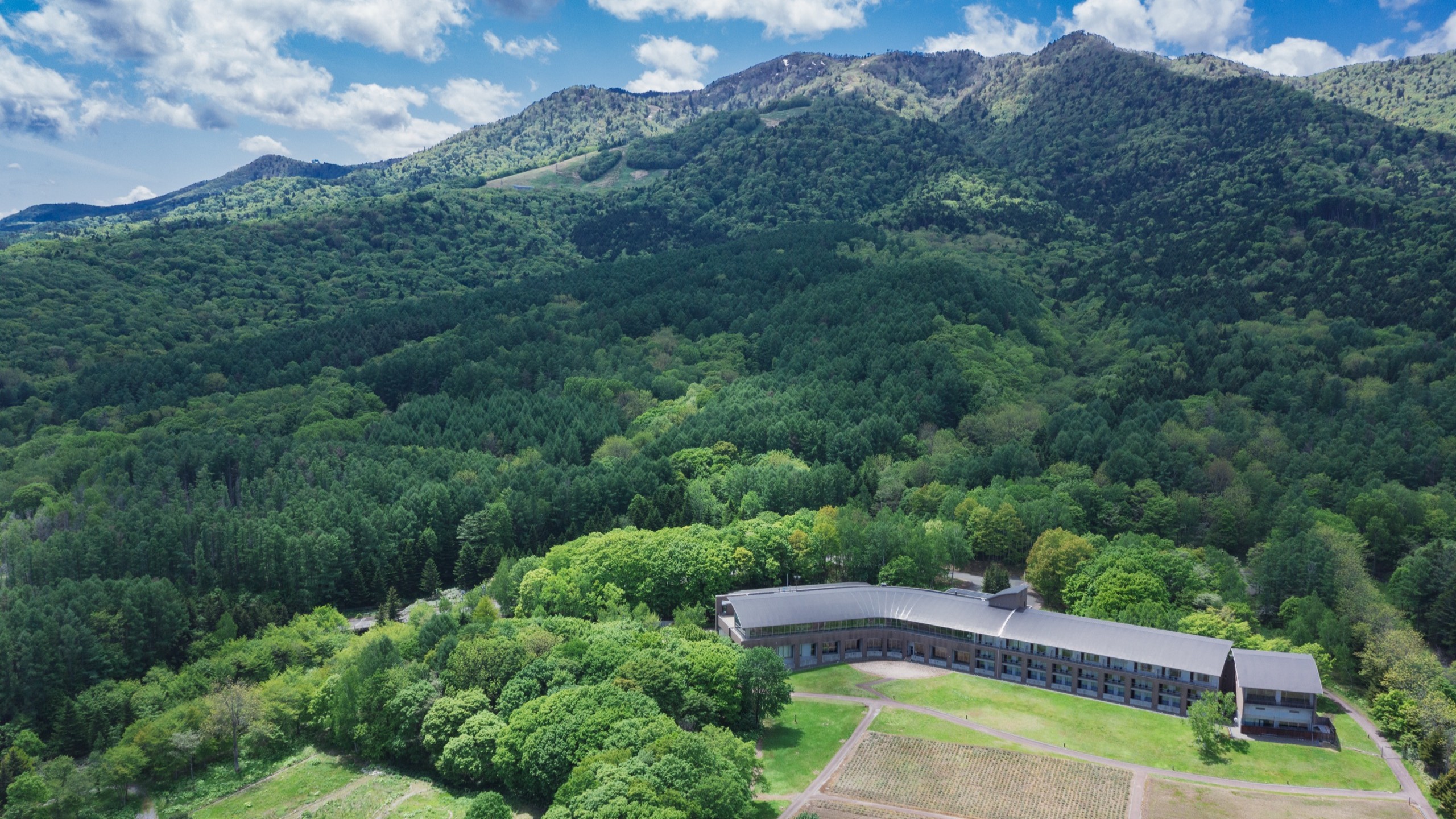 富良野ホテルが佇むのは、約3万5000坪の広大な森の中。