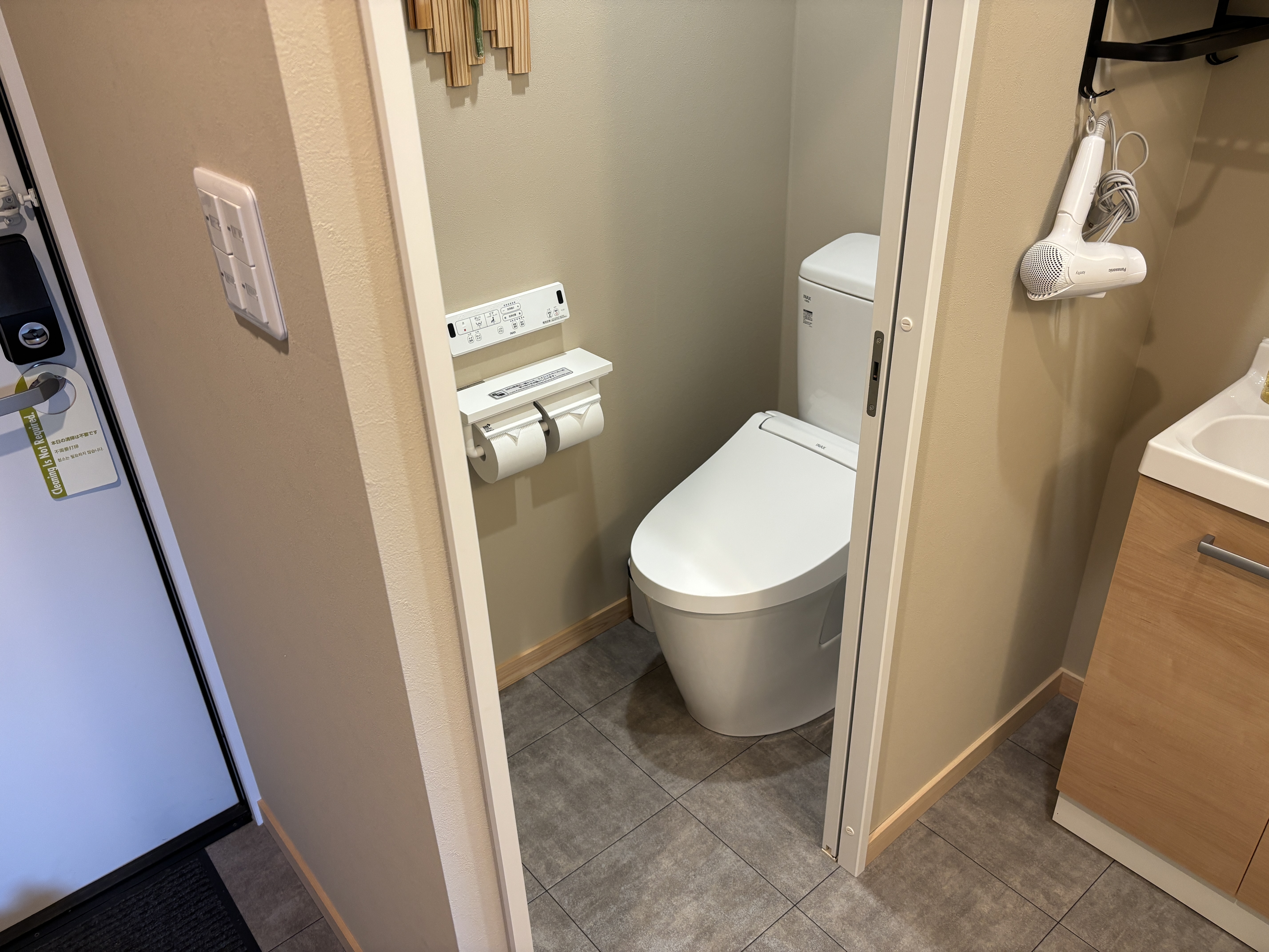 ホテルでは珍しいトイレ、シャワーが別になってます。