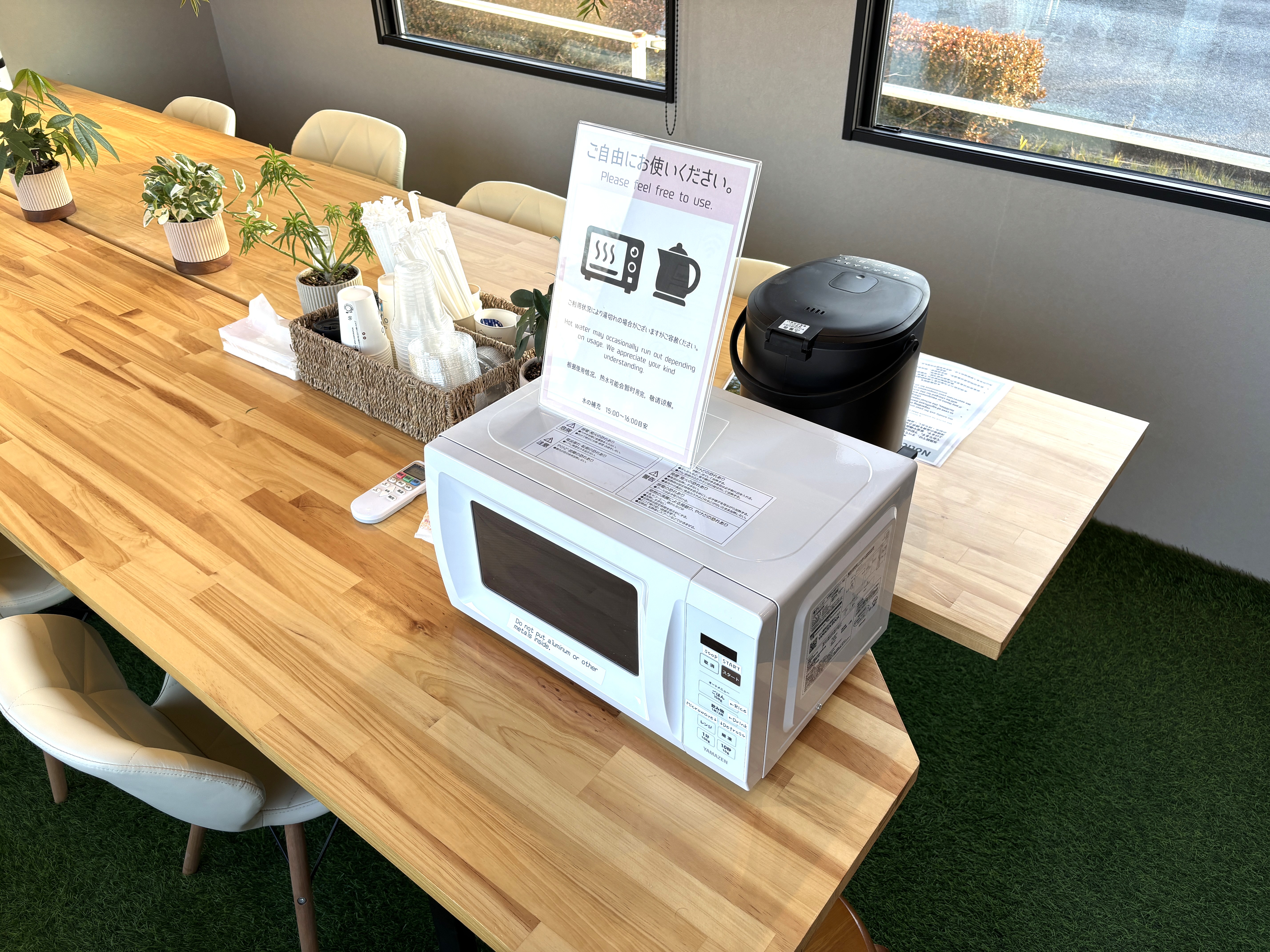 宿泊者様専用ラウンジ（２４時間ご利用可能） 電子レンジ・ポットをご利用いただけます。