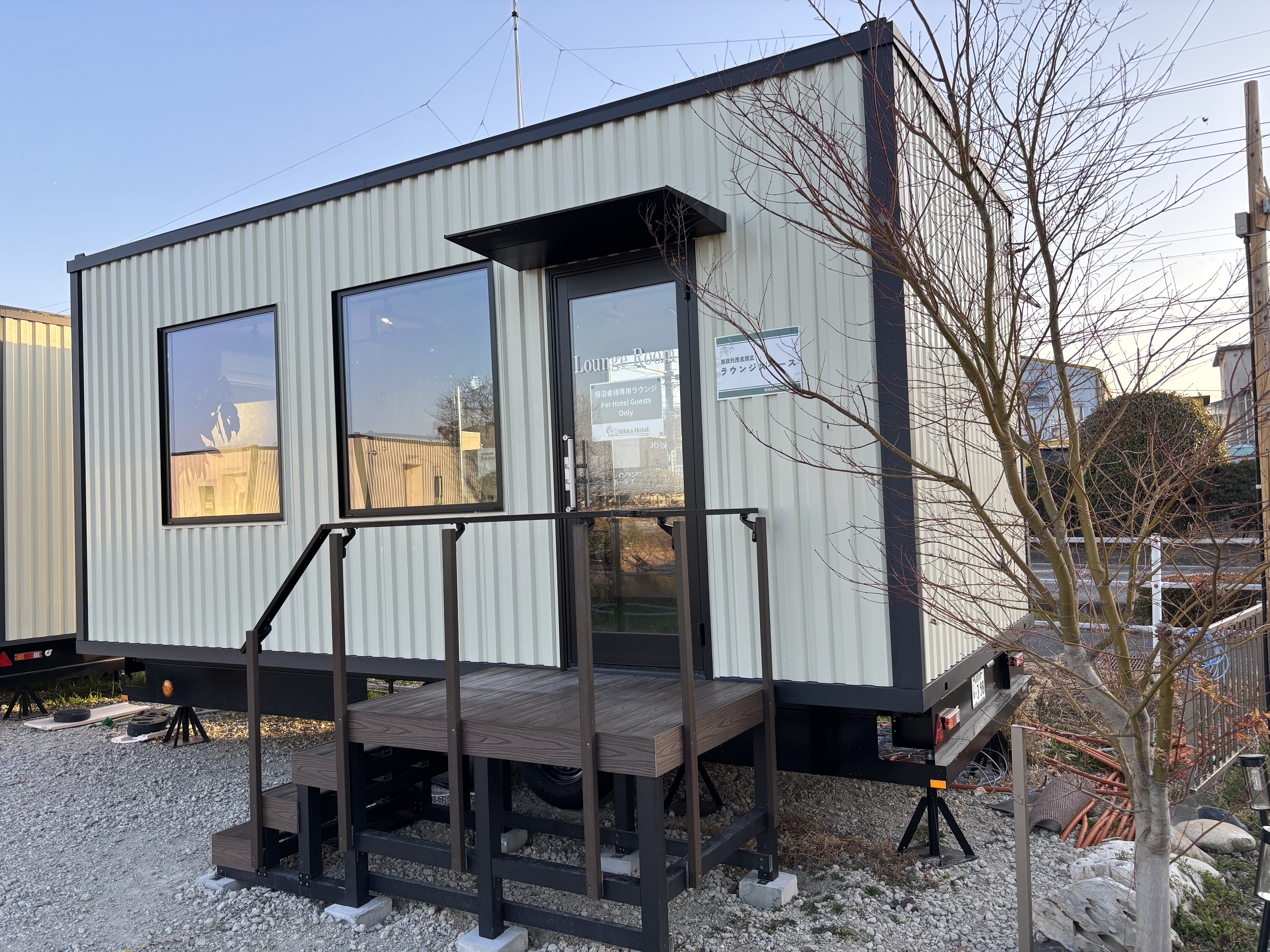 宿泊者様専用ラウンジ ２４時間ご利用いただけます。 ・フリードリンク ・電子レンジ ・ポット こちらでごゆっくりおくつろぎください。