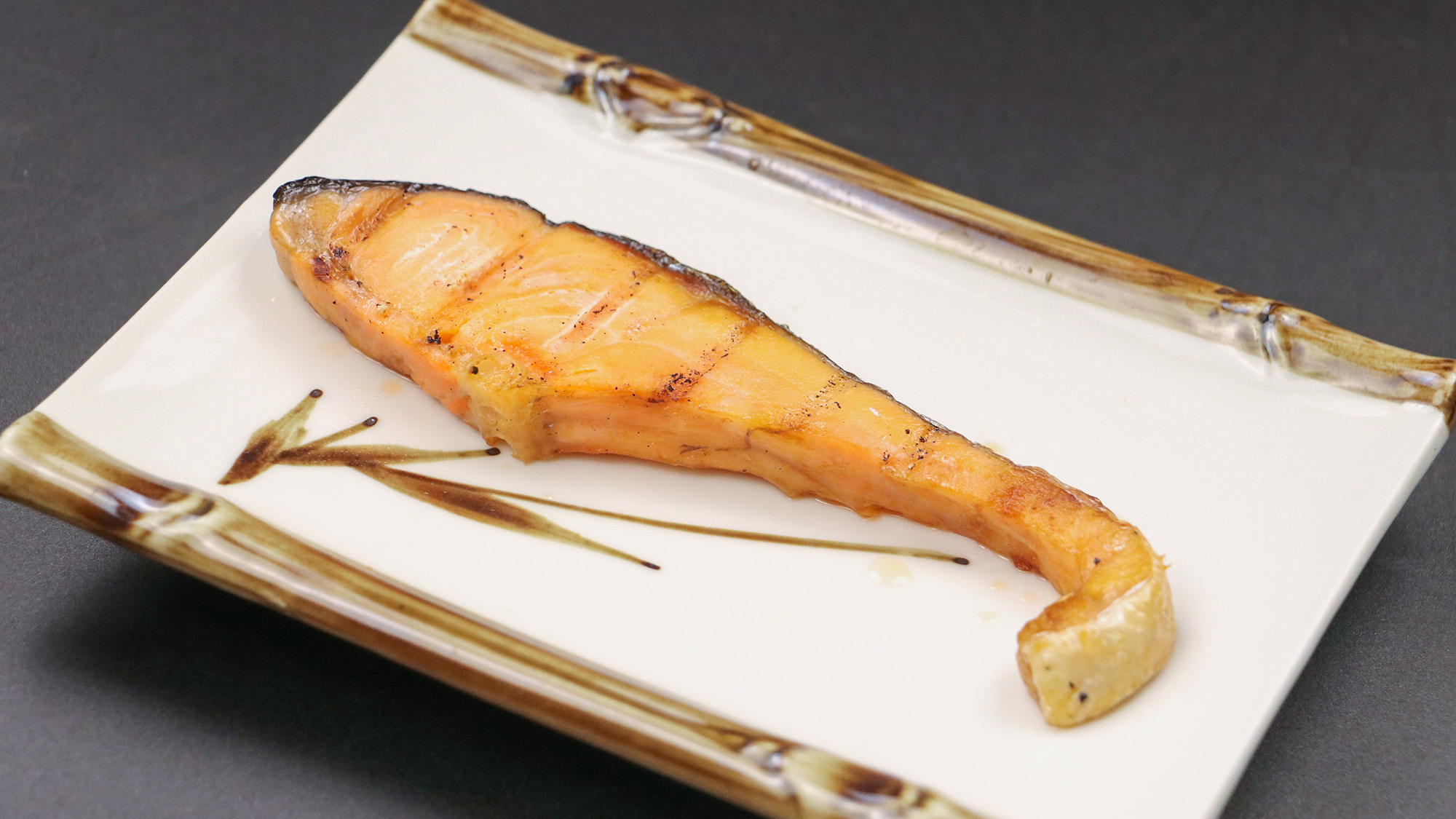 #朝食一例　表面は香ばしく、身はふっくらと仕上げた焼き鮭。