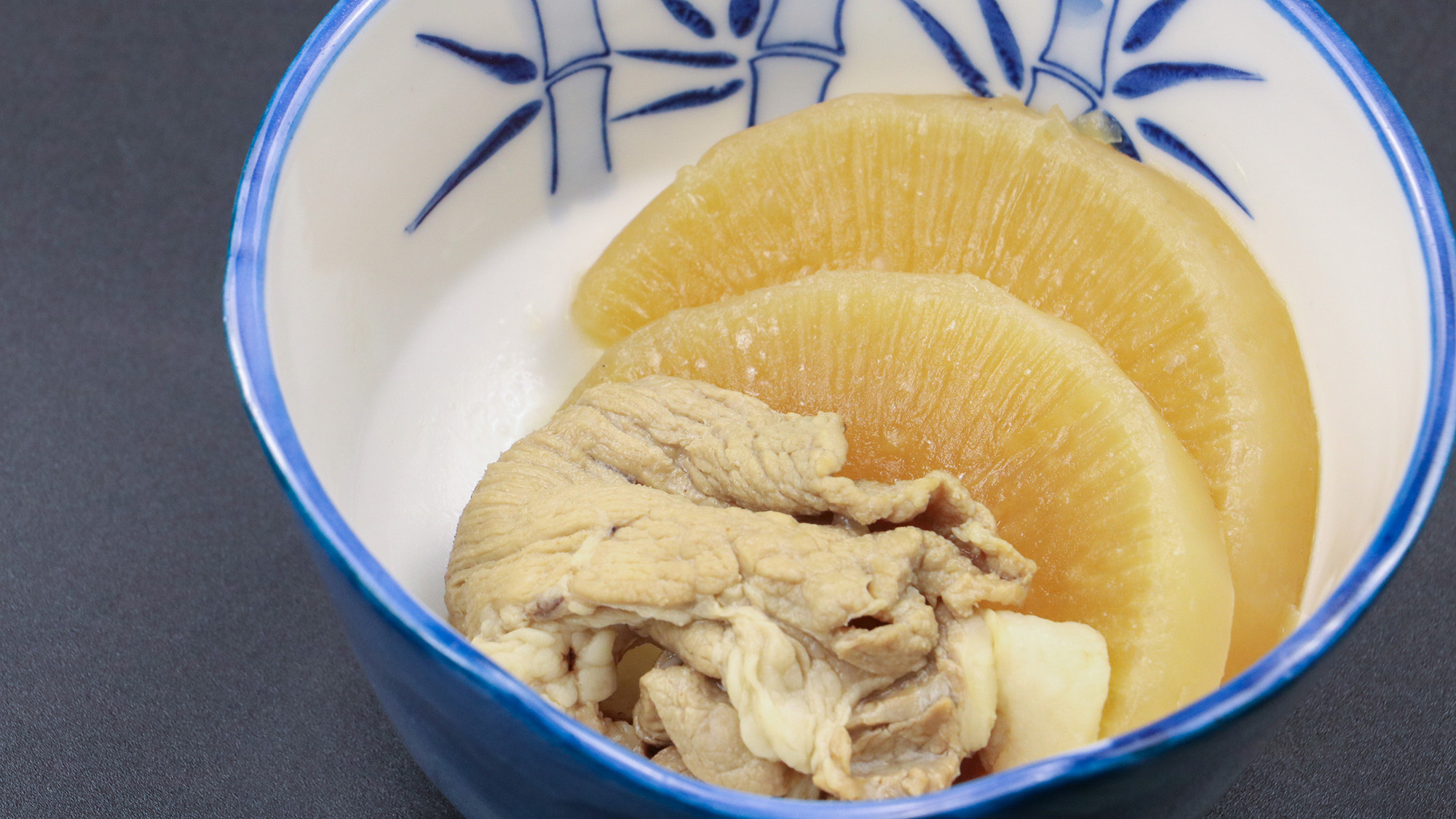 #朝食一例　柔らかく煮込まれた豚肉と味の染みた大根の相性が抜群で、優しく深い味わいが楽しめます。