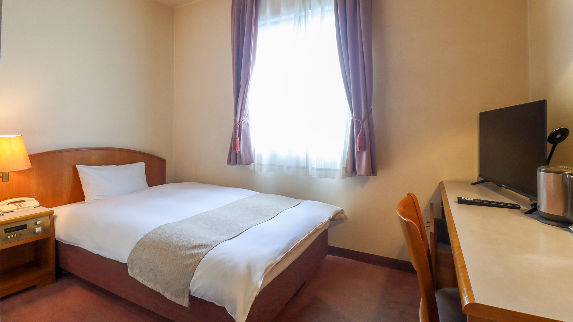 仕事や旅の疲れを癒すシンプルで居心地のよい空間