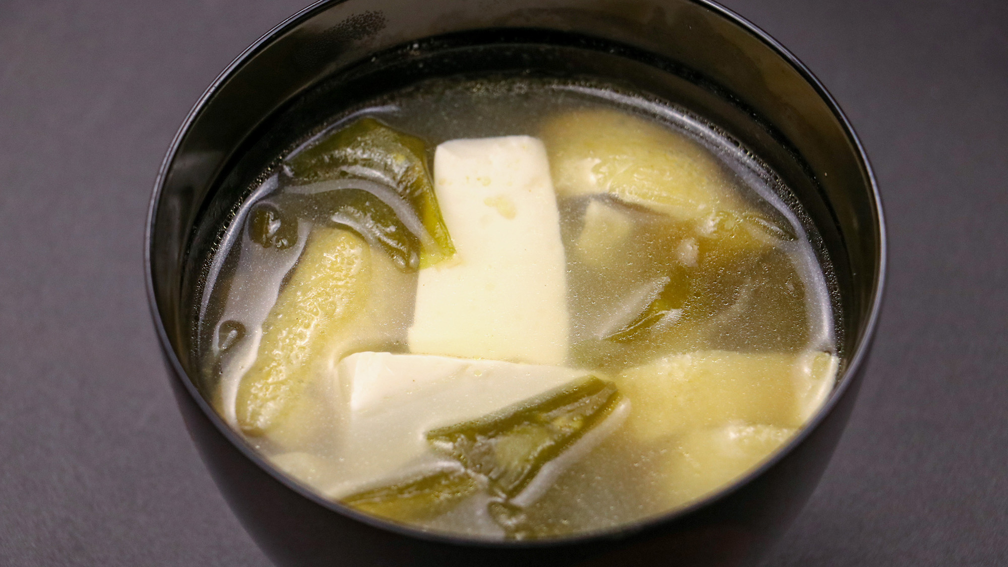 #朝食一例　豆腐とわかめがたっぷり入った、熱々のお味噌汁。1口飲むごとにじんわりと温まります。