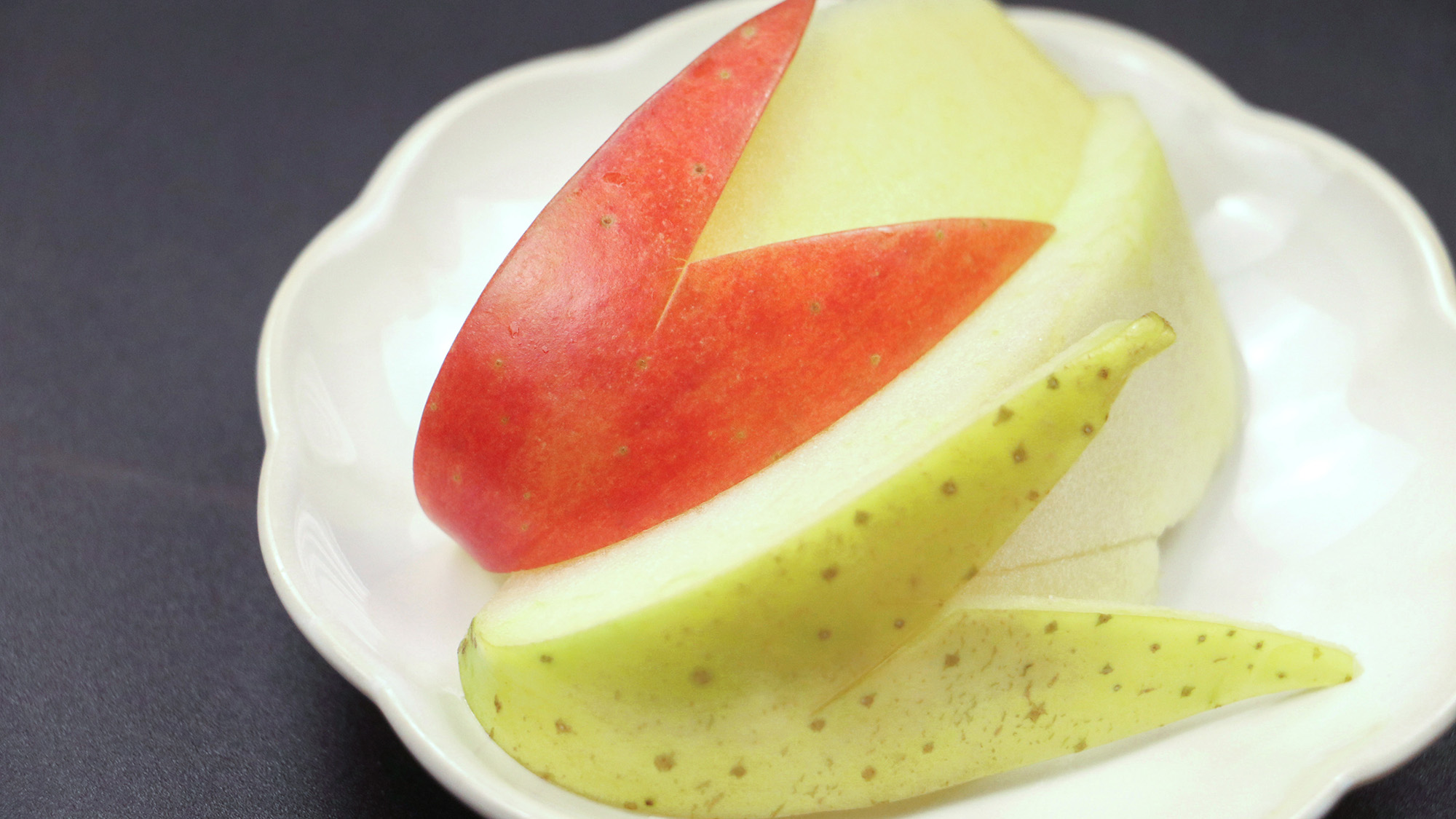 #朝食一例　食後のお楽しみは、新鮮なリンゴと梨のフルーツ。